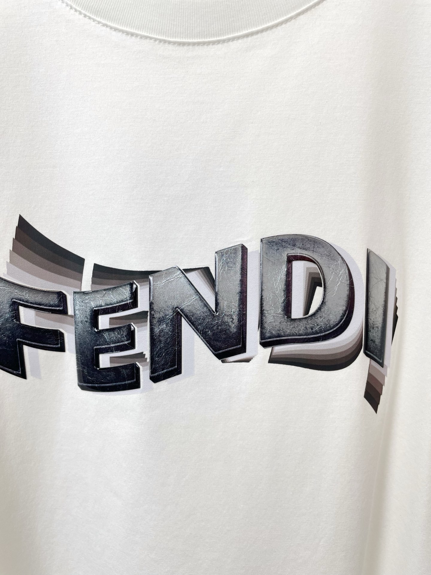 。FENDI芬迪💥砸锅卖铁都要上的新款新款原单男士休闲短袖 高端定制 高端版本 时尚百搭爆款⚠️⚠️✨✨