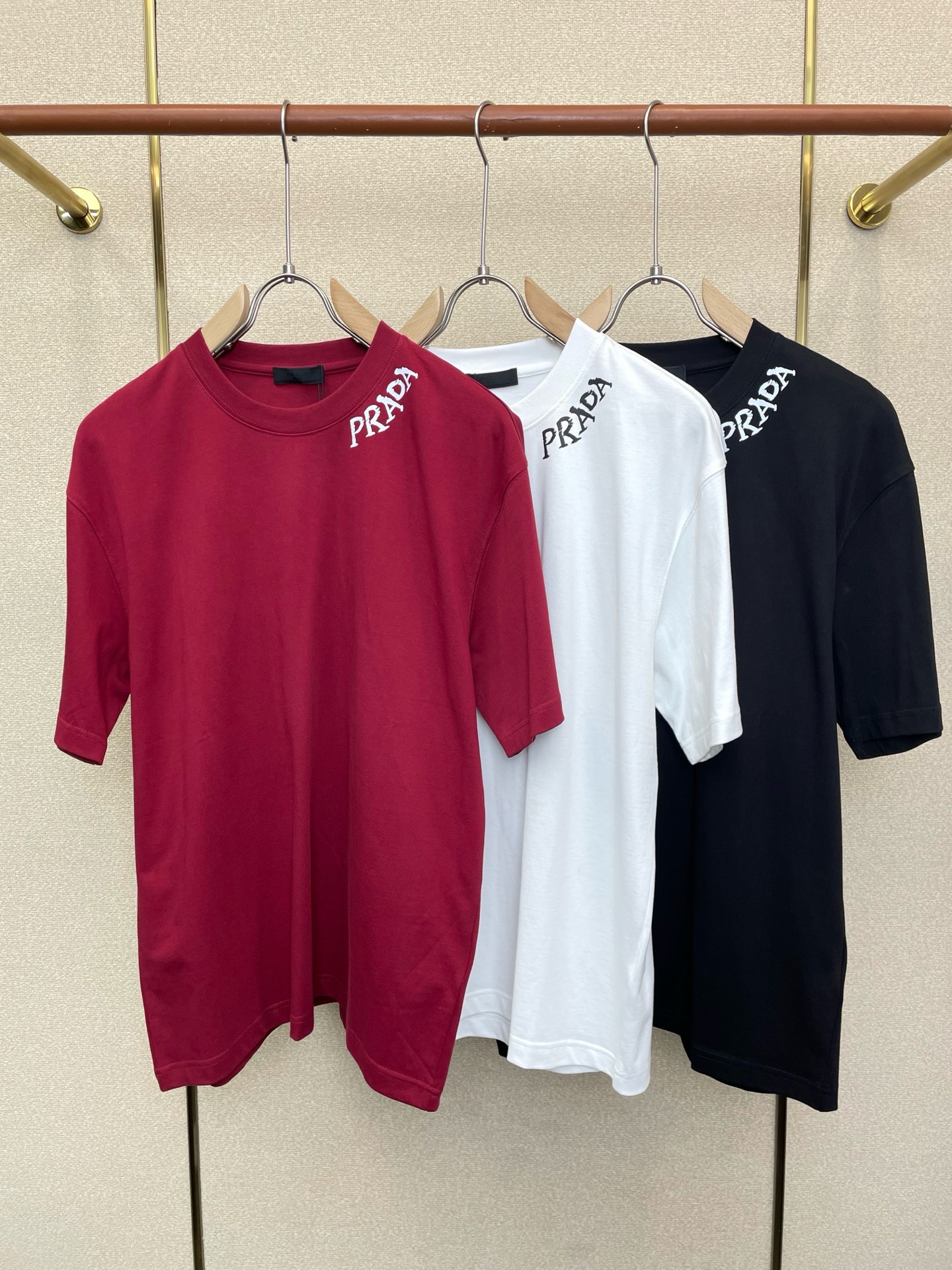 。Prada普拉达💥砸锅卖铁都要上的新款新款原单男士休闲短袖 高端定制 高端版本 时尚百搭爆款⚠️⚠️✨