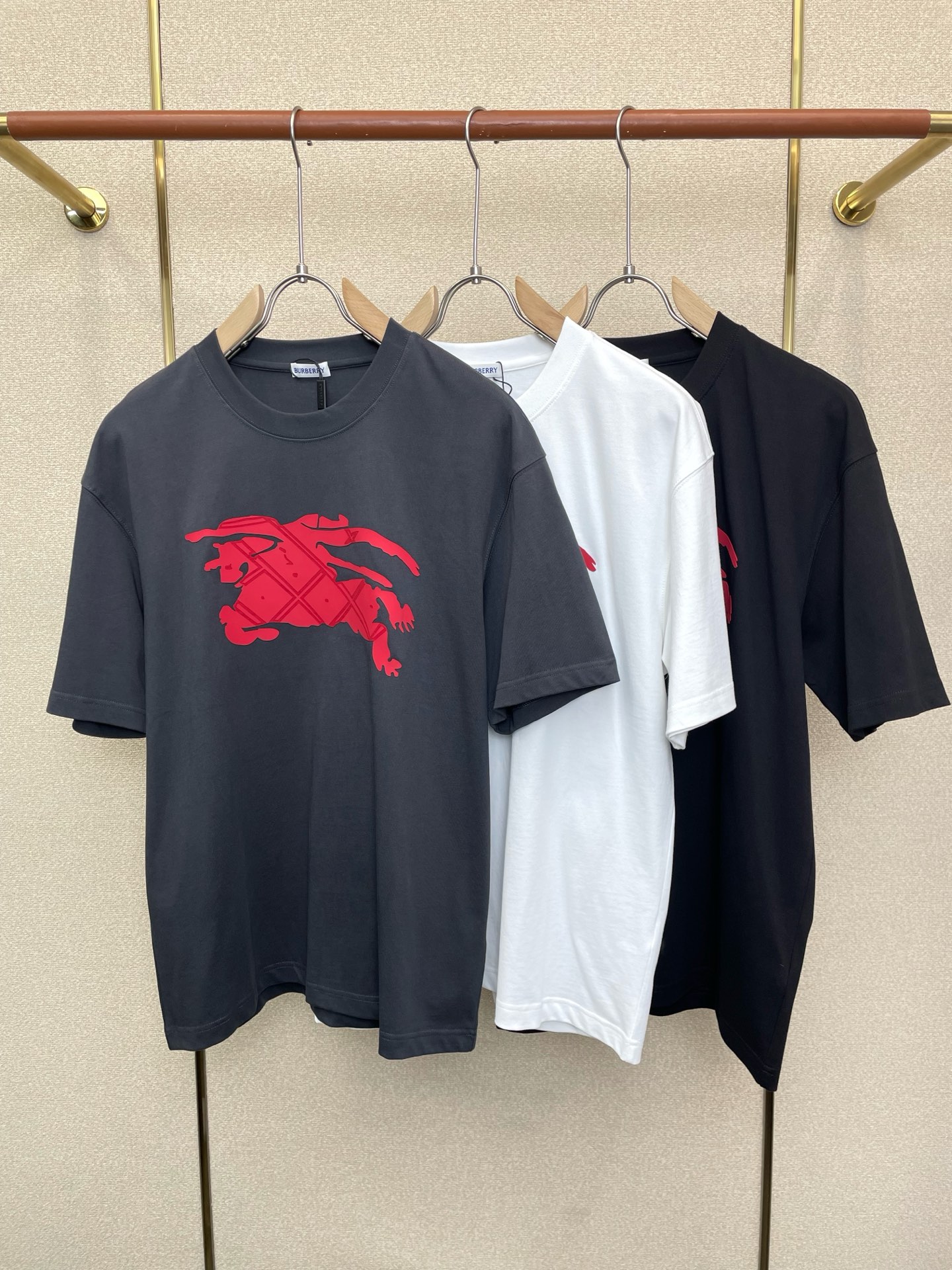 。Burberry巴宝莉💥砸锅卖铁都要上的新款新款原单男士休闲短袖 高端定制 高端版本 时尚百搭爆款⚠️