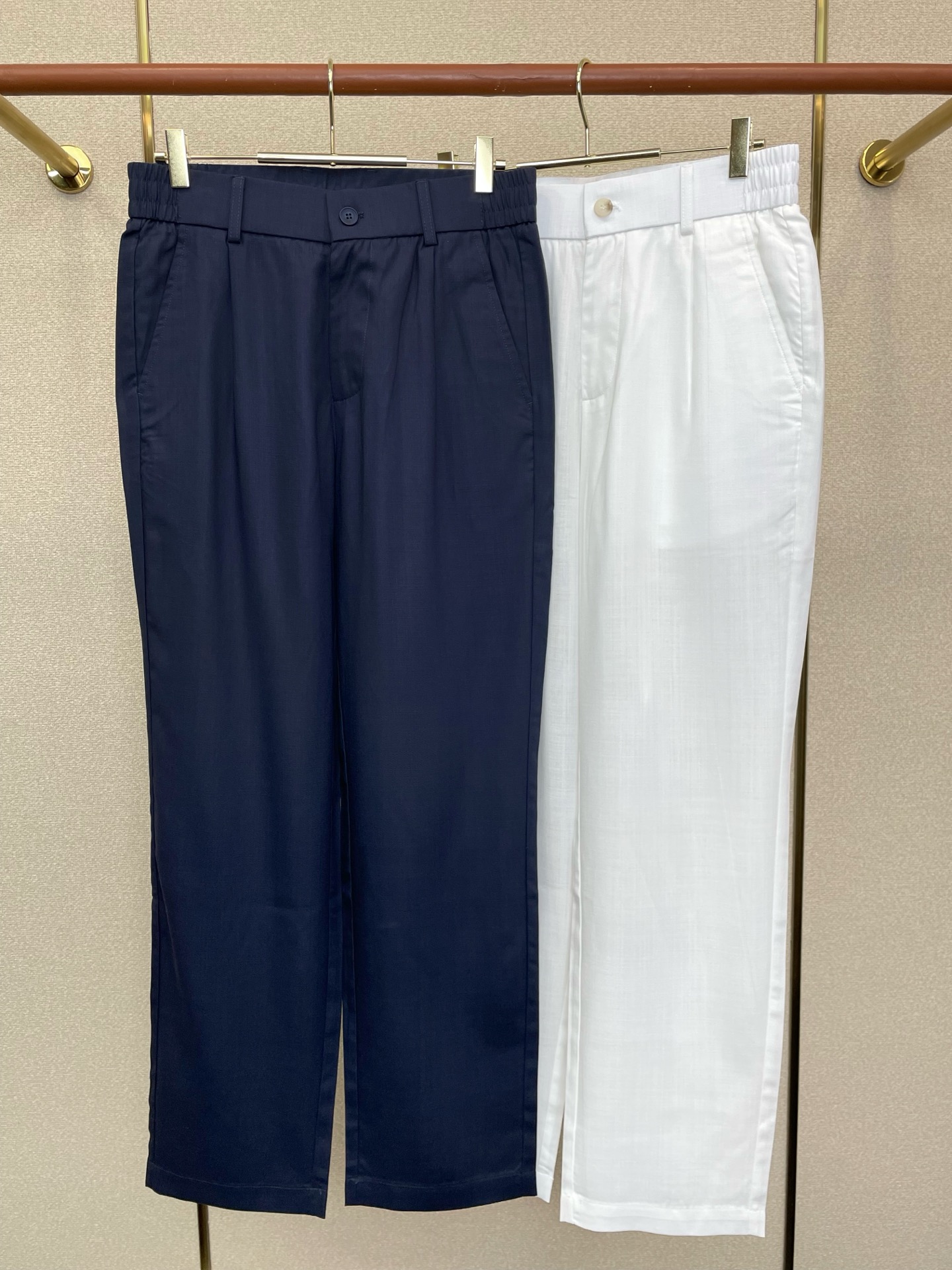 NO:873788,.LP-Loro Piana's new casual pants are a high-end version!  Custom-made fabrics at the counter are highly breathable and comfortable, with impeccable details and brand element design concepts, reflecting high quality. It feels delicate and soft!  It presents a casual cut and the upper body shape is awesome!  Code number: 29-38,,loro piana,loro piana,19860909.LP-Loro Piana诺悠翩雅砸锅卖铁都要上的新款新款休闲裤 高端版本！专柜定制面料 透气舒适度高,细节无可挑剔,品牌元素设计理念,体现高品质.手感细腻柔软！呈现休闲裁剪,上身版型超赞！码数: 29-38,,loro piana,loro piana,,Men's clothing