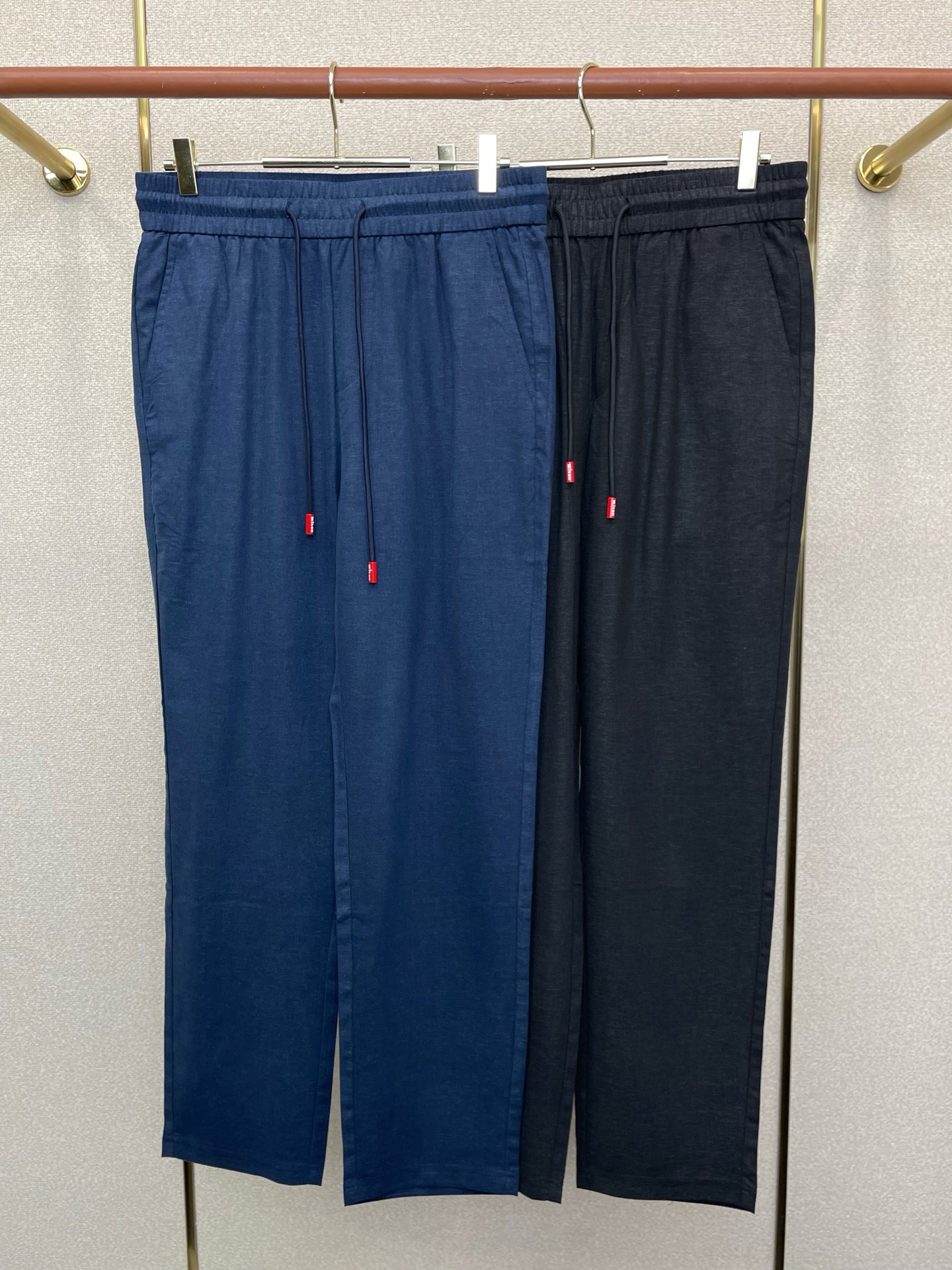 NO:873795,.KITON’s new style of casual pants is a high-end version that will sell everything!  Custom-made fabrics at the counter are highly breathable and comfortable, with impeccable details and brand element design concepts, reflecting high quality. It feels delicate and soft!  It presents a casual cut and the upper body shape is awesome!  Code number: 29-38,,19860909.KITON砸锅卖铁都要上的新款新款休闲裤 高端版本！专柜定制面料 透气舒适度高,细节无可挑剔,品牌元素设计理念,体现高品质.手感细腻柔软！呈现休闲裁剪,上身版型超赞！码数: 29-38,,,Men's clothing