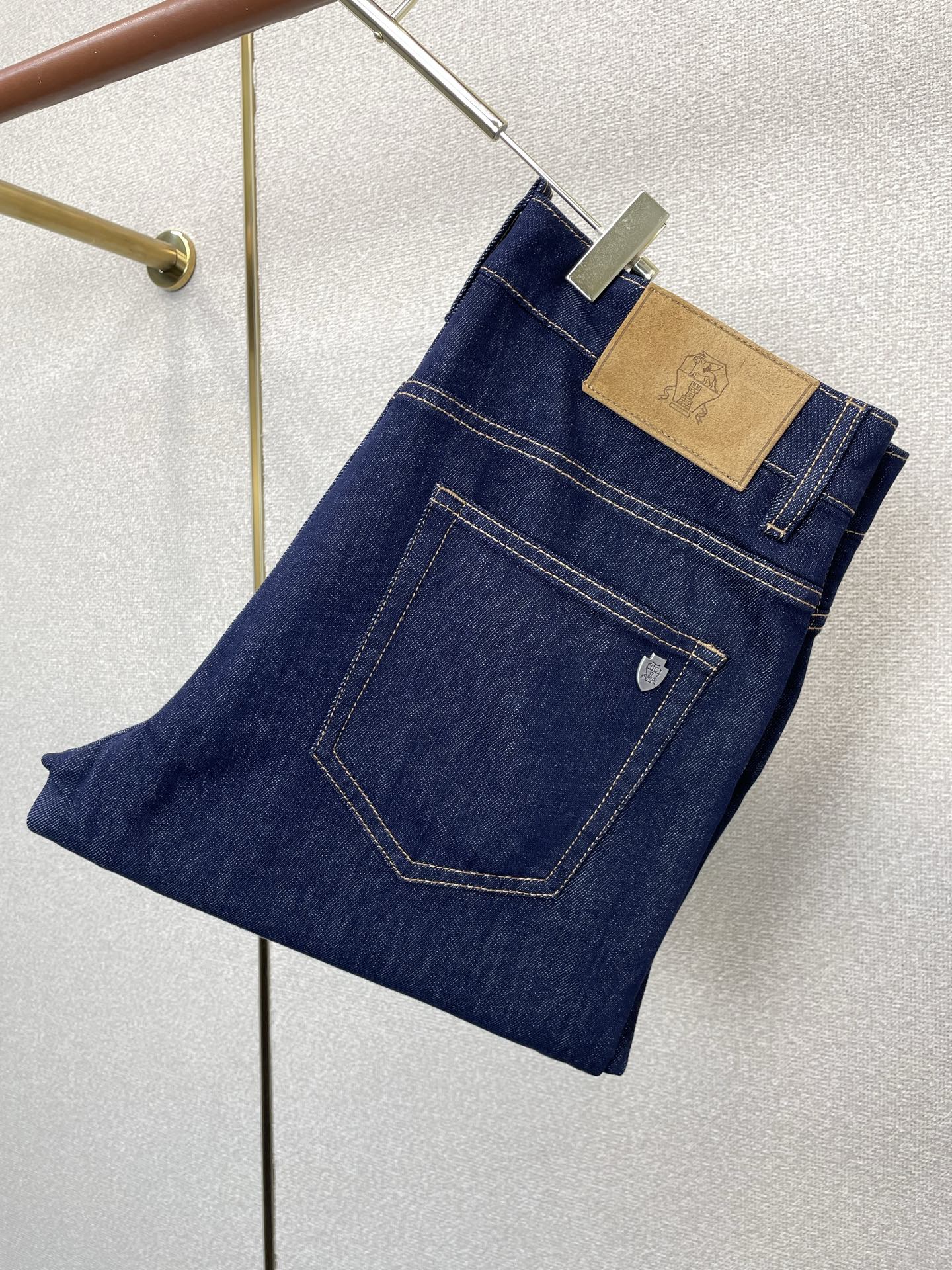 NO:873730,.BC-Brunello Cucineli Brunello Cucineli’s new style of jeans, high-end version!  Custom-made fabrics at the counter are highly breathable and comfortable, with impeccable details and brand element design concepts, reflecting high quality. It feels delicate and soft!  It presents a casual cut and the upper body shape is awesome!  Code number: 29-38,,brunello cucinelli,jeans,19860909.BC-Brunello Cucineli 布鲁内洛·库奇内利 砸锅卖铁都要上的新款新款牛仔裤 高端版本！专柜定制面料 透气舒适度高,细节无可挑剔,品牌元素设计理念,体现高品质.手感细腻柔软！呈现休闲裁剪,上身版型超赞！码数: 29-38,,brunello cucinelli,jeans,,Men's clothing