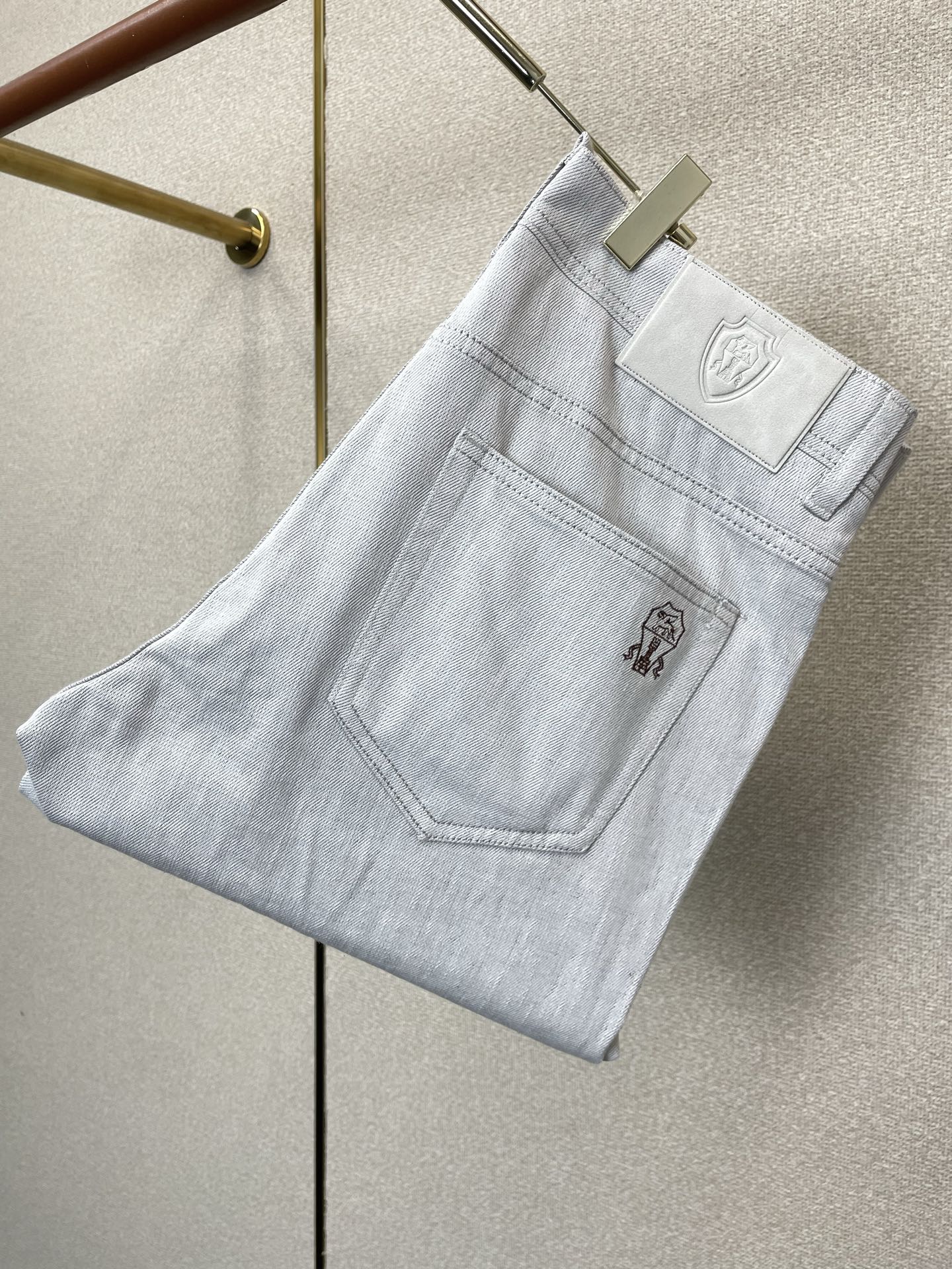 NO:873779,.BC-Brunello Cucineli Brunello Cucineli’s new style of jeans, high-end version!  Custom-made fabrics at the counter are highly breathable and comfortable, with impeccable details and brand element design concepts, reflecting high quality. It feels delicate and soft!  It presents a casual cut and the upper body shape is awesome!  Code number: 29-38,,brunello cucinelli,jeans,19860909.BC-Brunello Cucineli 布鲁内洛·库奇内利 砸锅卖铁都要上的新款新款牛仔裤 高端版本！专柜定制面料 透气舒适度高,细节无可挑剔,品牌元素设计理念,体现高品质.手感细腻柔软！呈现休闲裁剪,上身版型超赞！码数: 29-38,,brunello cucinelli,jeans,,Men's clothing