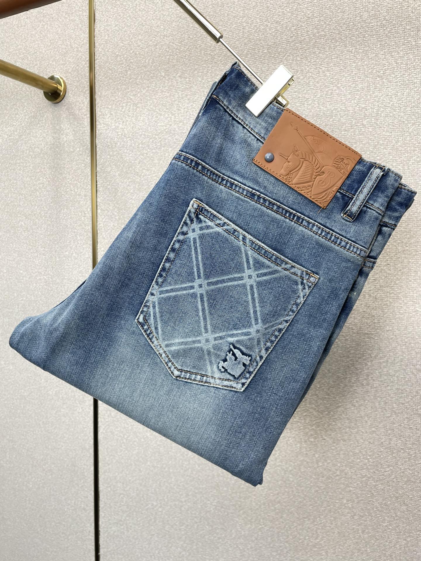NO:873762,.Burberry’s new style of jeans is a high-end version!  Custom-made fabrics at the counter are highly breathable and comfortable, with impeccable details and brand element design concepts, reflecting high quality. It feels delicate and soft!  It presents a casual cut and the upper body shape is awesome!  Code number: 29-38,,burberry,burberry,jeans,19860909.Burberry巴宝莉砸锅卖铁都要上的新款新款牛仔裤 高端版本！专柜定制面料 透气舒适度高,细节无可挑剔,品牌元素设计理念,体现高品质.手感细腻柔软！呈现休闲裁剪,上身版型超赞！码数: 29-38,,burberry,burberry,jeans,,Men's clothing