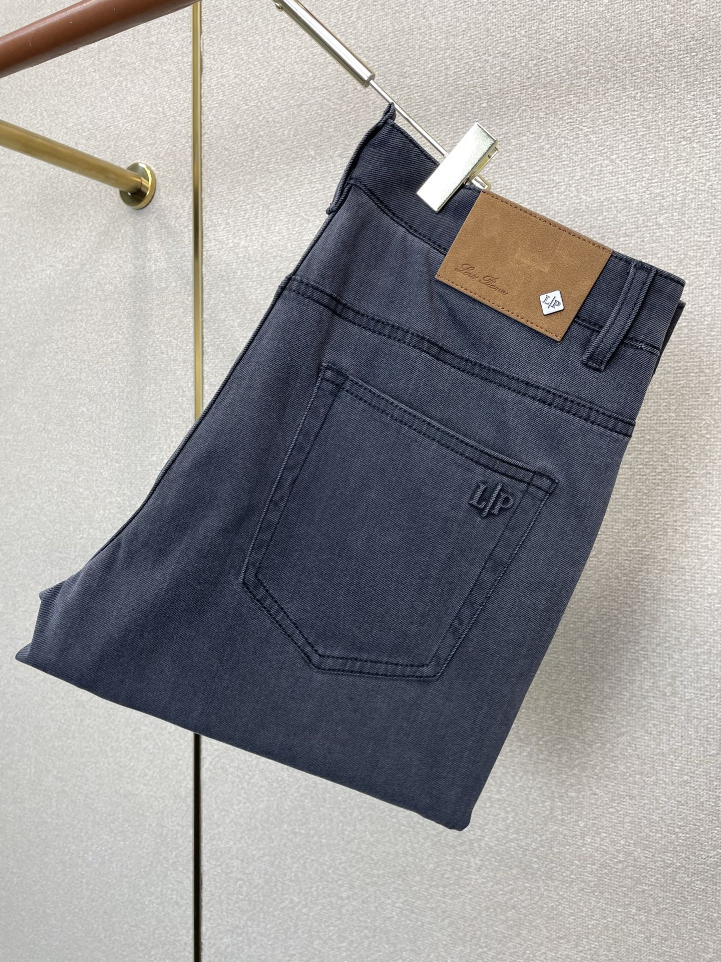 NO:873712,.LP-Loro Piana's new style of jeans, high-end version!  Custom-made fabrics at the counter are highly breathable and comfortable, with impeccable details and brand element design concepts, reflecting high quality. It feels delicate and soft!  It presents a casual cut and the upper body shape is awesome!  Code number: 29-38,,loro piana,loro piana,jeans,19860909.LP-Loro Piana诺悠翩雅砸锅卖铁都要上的新款新款牛仔裤 高端版本！专柜定制面料 透气舒适度高,细节无可挑剔,品牌元素设计理念,体现高品质.手感细腻柔软！呈现休闲裁剪,上身版型超赞！码数: 29-38,,loro piana,loro piana,jeans,,Men's clothing