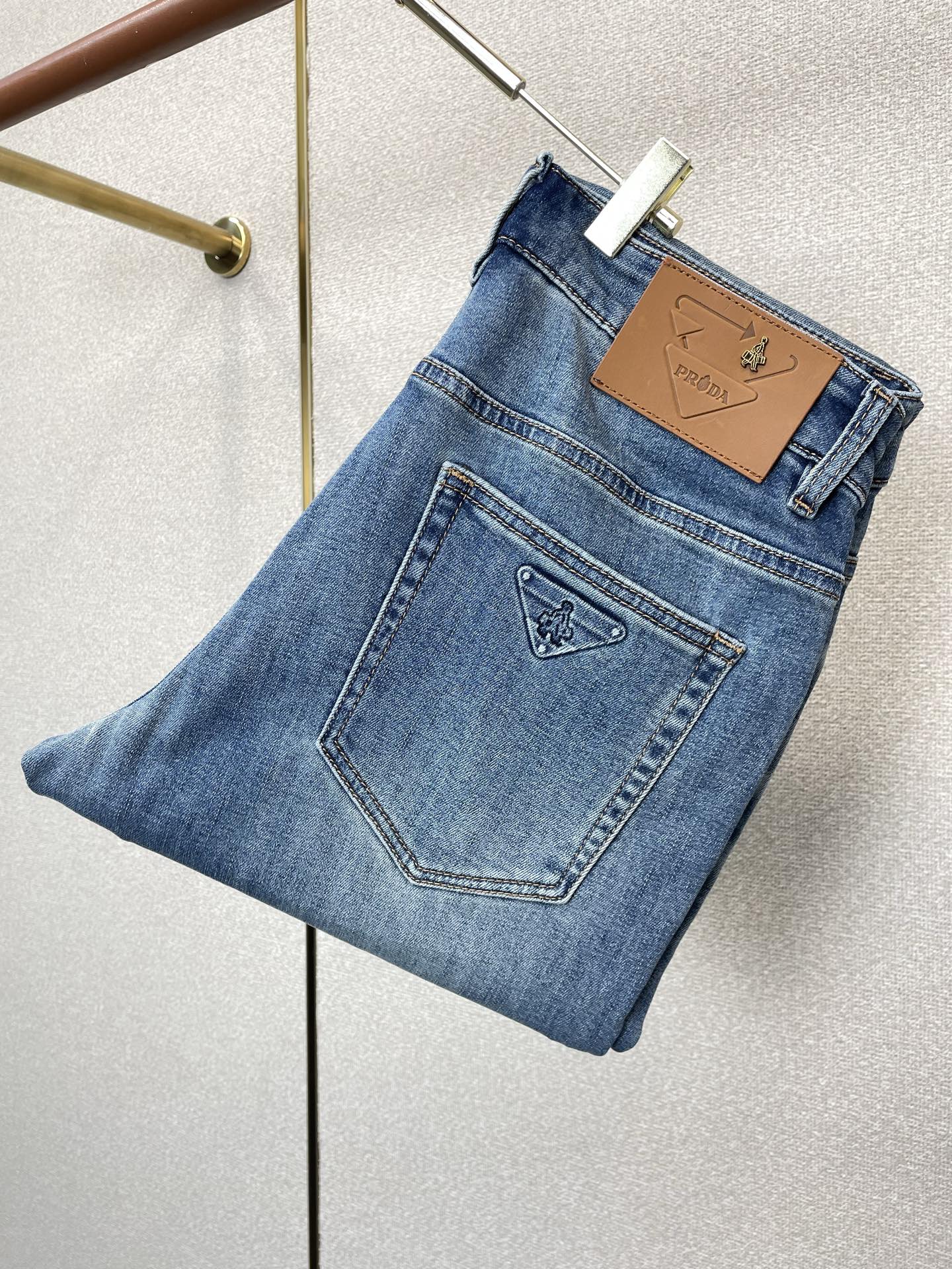 NO:873747,.Prada’s new style of jeans is a high-end version!  Custom-made fabrics at the counter are highly breathable and comfortable, with impeccable details and brand element design concepts, reflecting high quality. It feels delicate and soft!  It presents a casual cut and the upper body shape is awesome!  Code number: 29-38,,prada,prada,jeans,19860909.Prada普拉达砸锅卖铁都要上的新款新款牛仔裤 高端版本！专柜定制面料 透气舒适度高,细节无可挑剔,品牌元素设计理念,体现高品质.手感细腻柔软！呈现休闲裁剪,上身版型超赞！码数: 29-38,,prada,prada,jeans,,Men's clothing