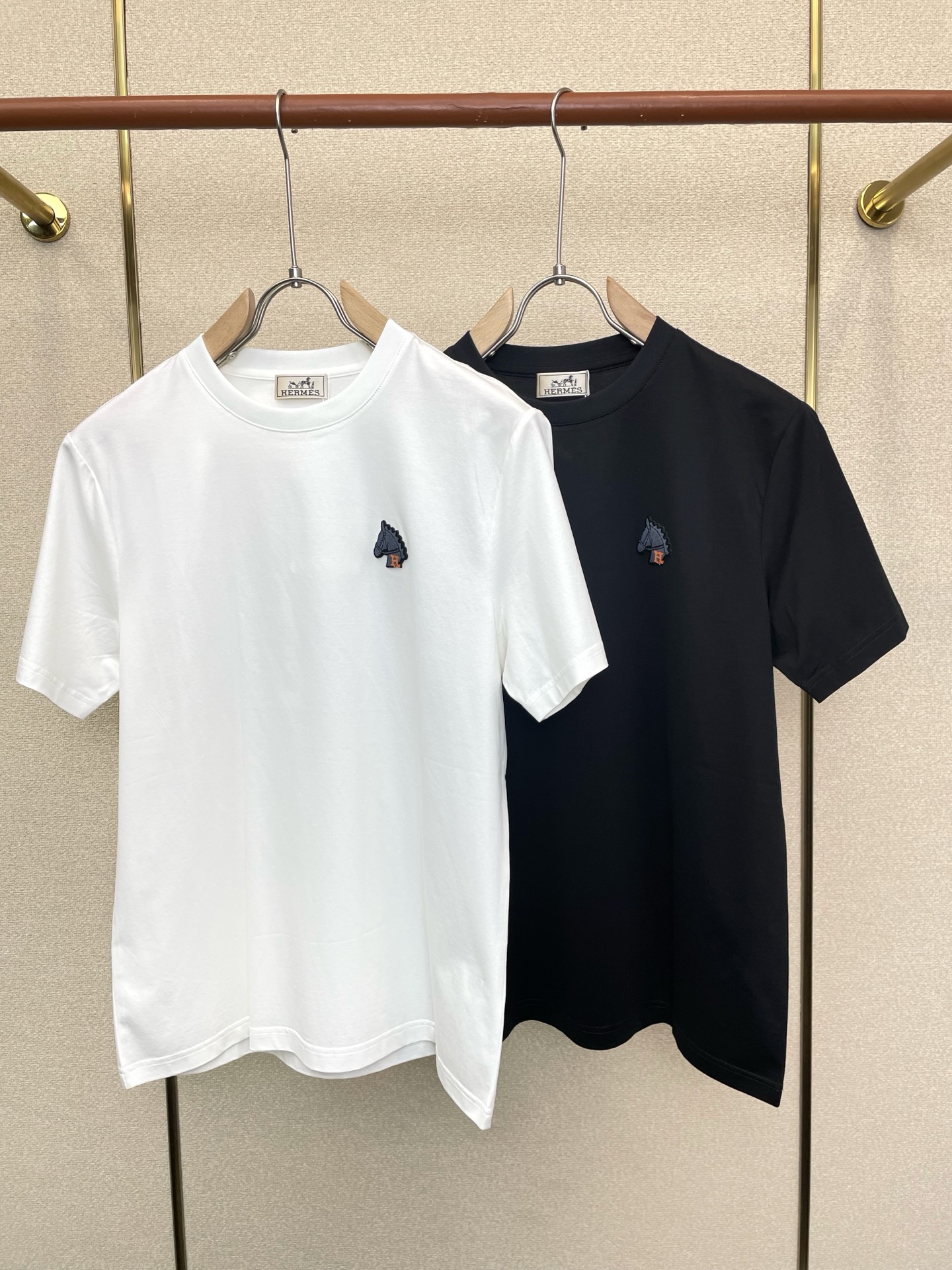 。Hermès爱马仕💥砸锅卖铁都要上的新款新款原单男士休闲短袖 高端定制 高端版本 时尚百搭爆款⚠️⚠️