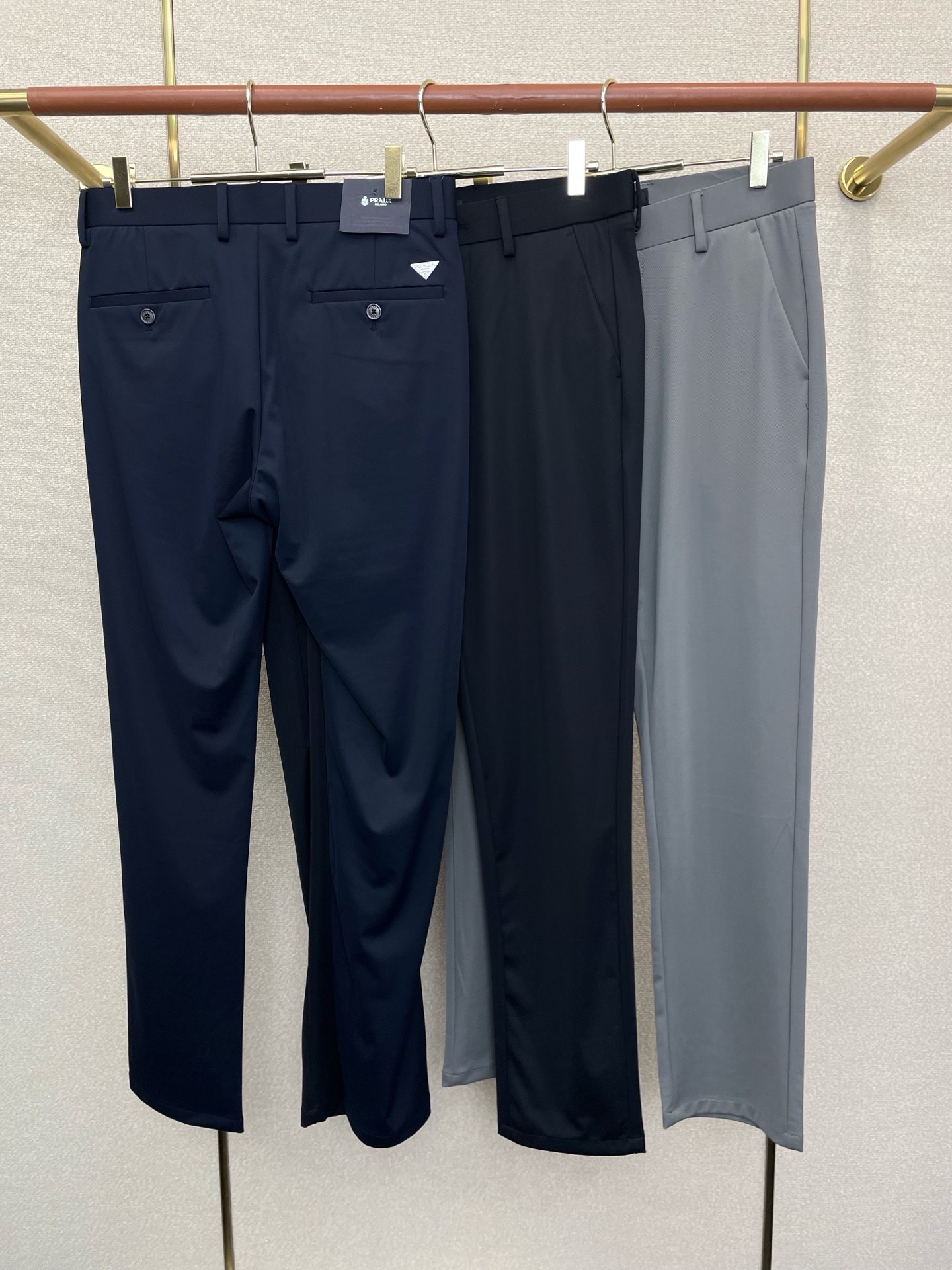 。Prada普拉达💥砸锅卖铁都要上的新款新款休闲裤 高端版本！专柜定制面料 透气舒适度高，细节无可挑剔，