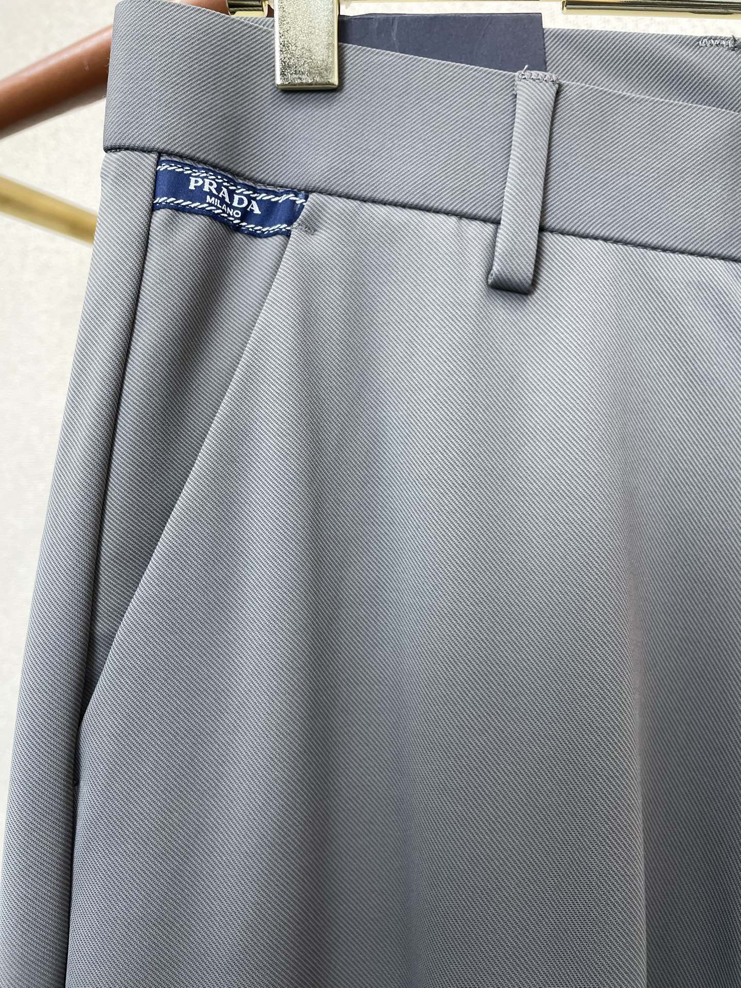 。Prada普拉达💥砸锅卖铁都要上的新款新款休闲裤 高端版本！专柜定制面料 透气舒适度高，细节无可挑剔，