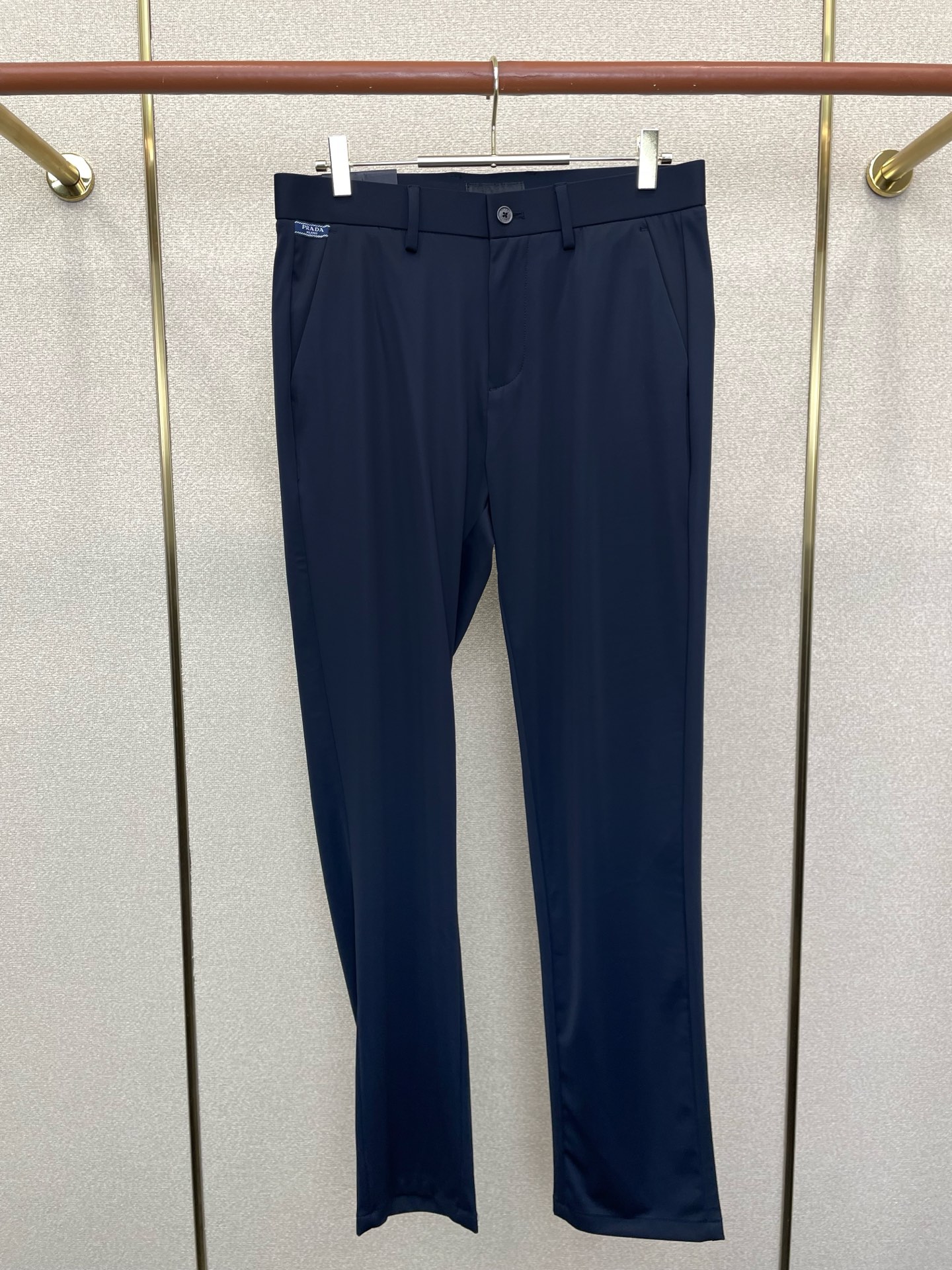 。Prada普拉达💥砸锅卖铁都要上的新款新款休闲裤 高端版本！专柜定制面料 透气舒适度高，细节无可挑剔，