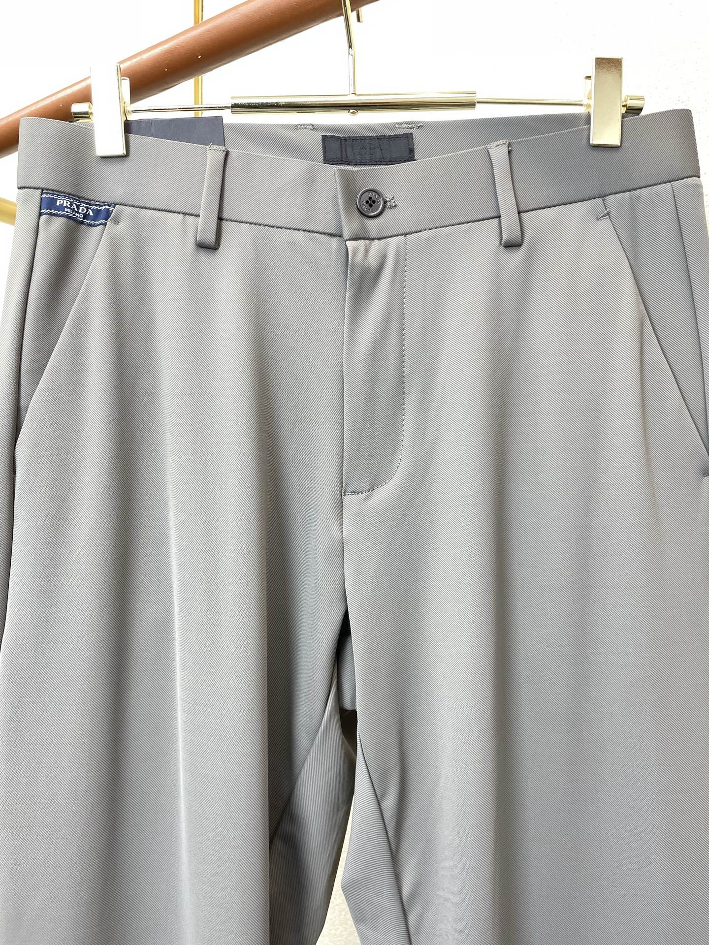 。Prada普拉达💥砸锅卖铁都要上的新款新款休闲裤 高端版本！专柜定制面料 透气舒适度高，细节无可挑剔，