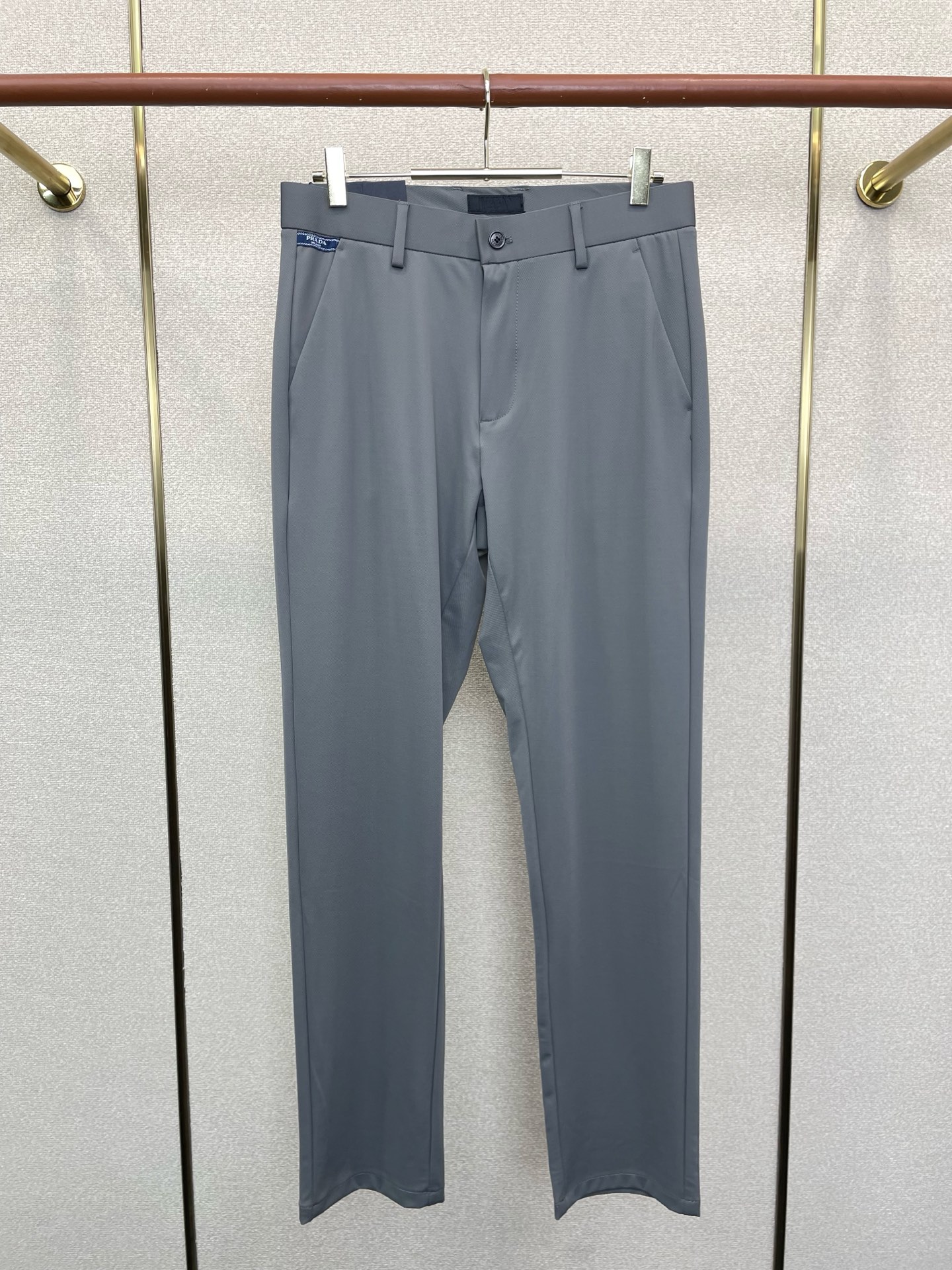 。Prada普拉达💥砸锅卖铁都要上的新款新款休闲裤 高端版本！专柜定制面料 透气舒适度高，细节无可挑剔，