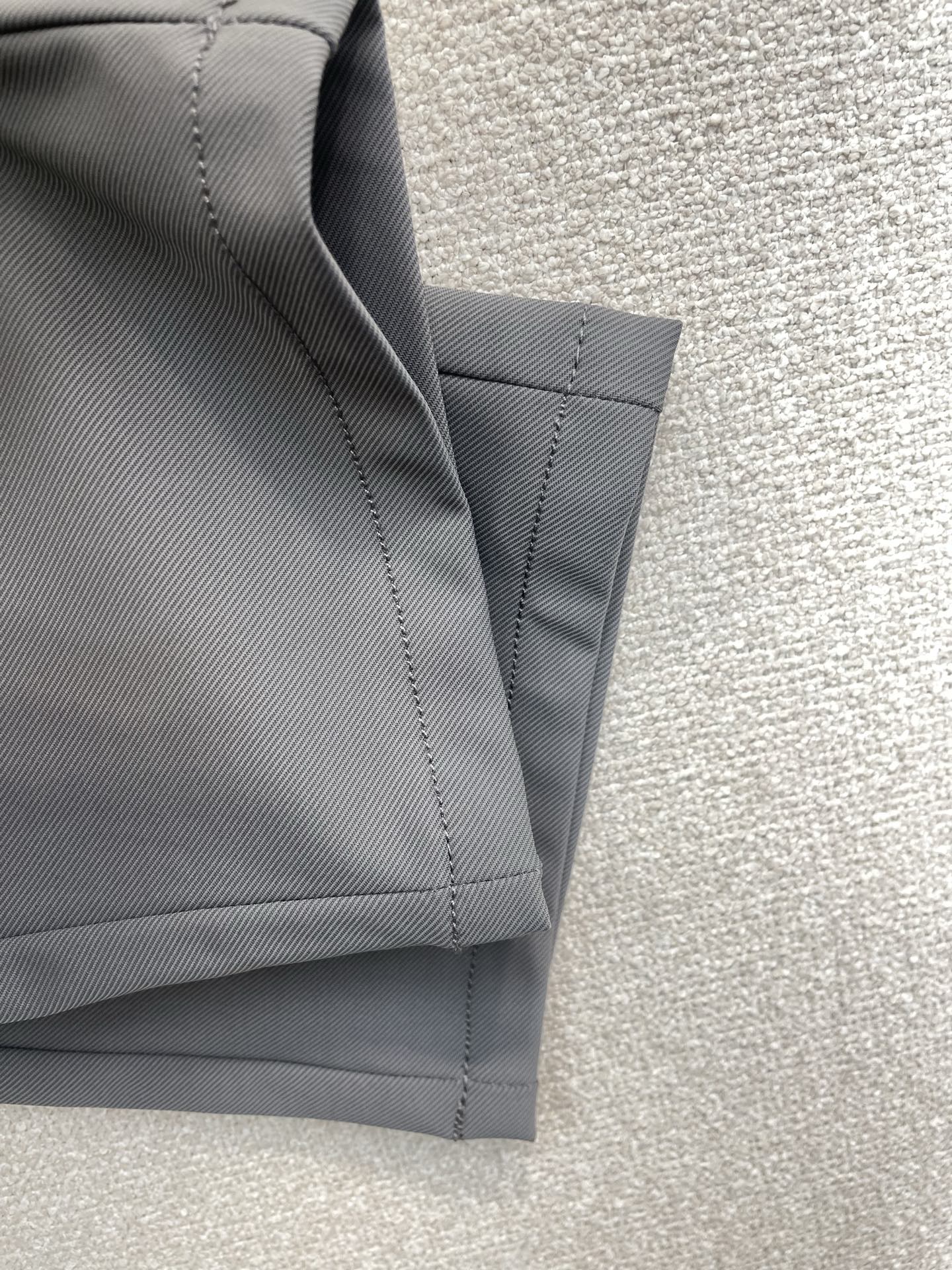 。Prada普拉达💥砸锅卖铁都要上的新款新款休闲裤 高端版本！专柜定制面料 透气舒适度高，细节无可挑剔，