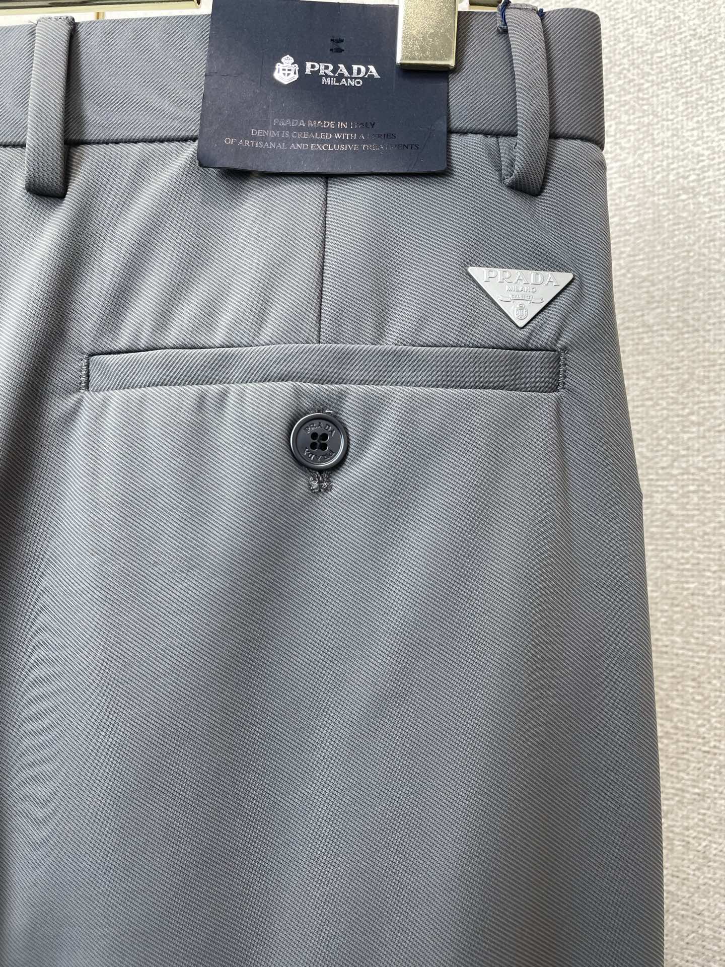 。Prada普拉达💥砸锅卖铁都要上的新款新款休闲裤 高端版本！专柜定制面料 透气舒适度高，细节无可挑剔，