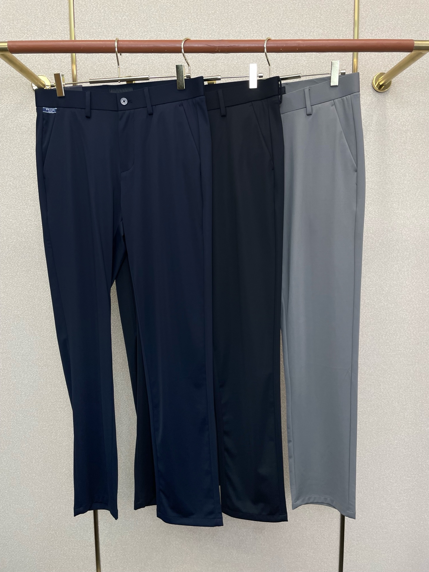 。Prada普拉达💥砸锅卖铁都要上的新款新款休闲裤 高端版本！专柜定制面料 透气舒适度高，细节无可挑剔，