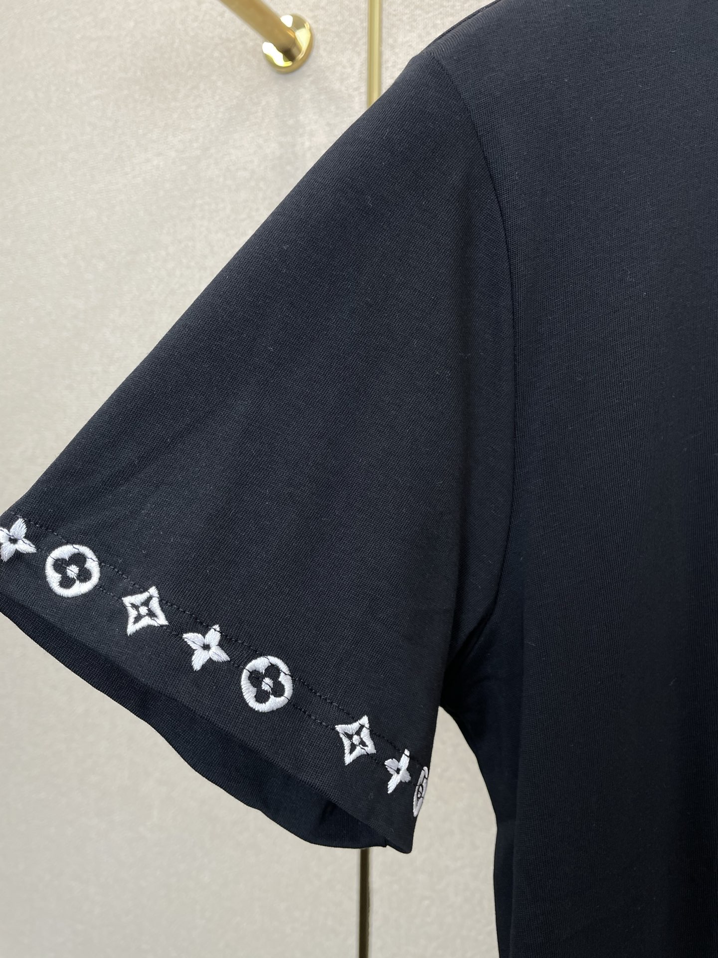 。Louis Vuitton路易威登💥砸锅卖铁都要上的新款新款原单男士休闲短袖 高端定制 高端版本 时尚