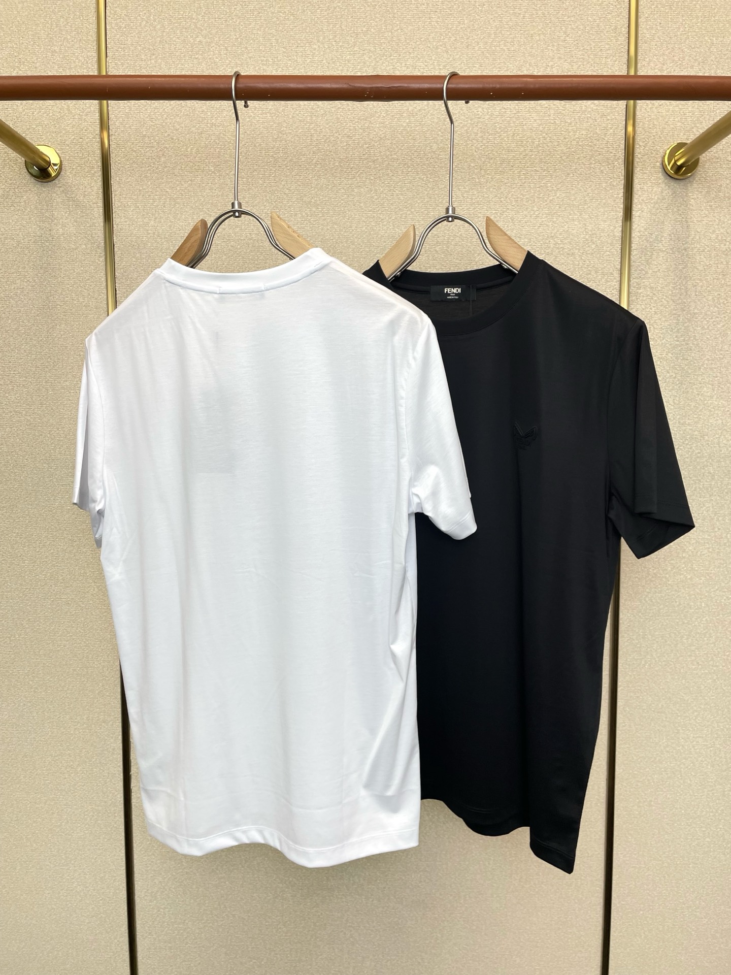 。FENDI芬迪💥砸锅卖铁都要上的新款新款原单男士休闲短袖 高端定制 高端版本 时尚百搭爆款⚠️⚠️✨✨
