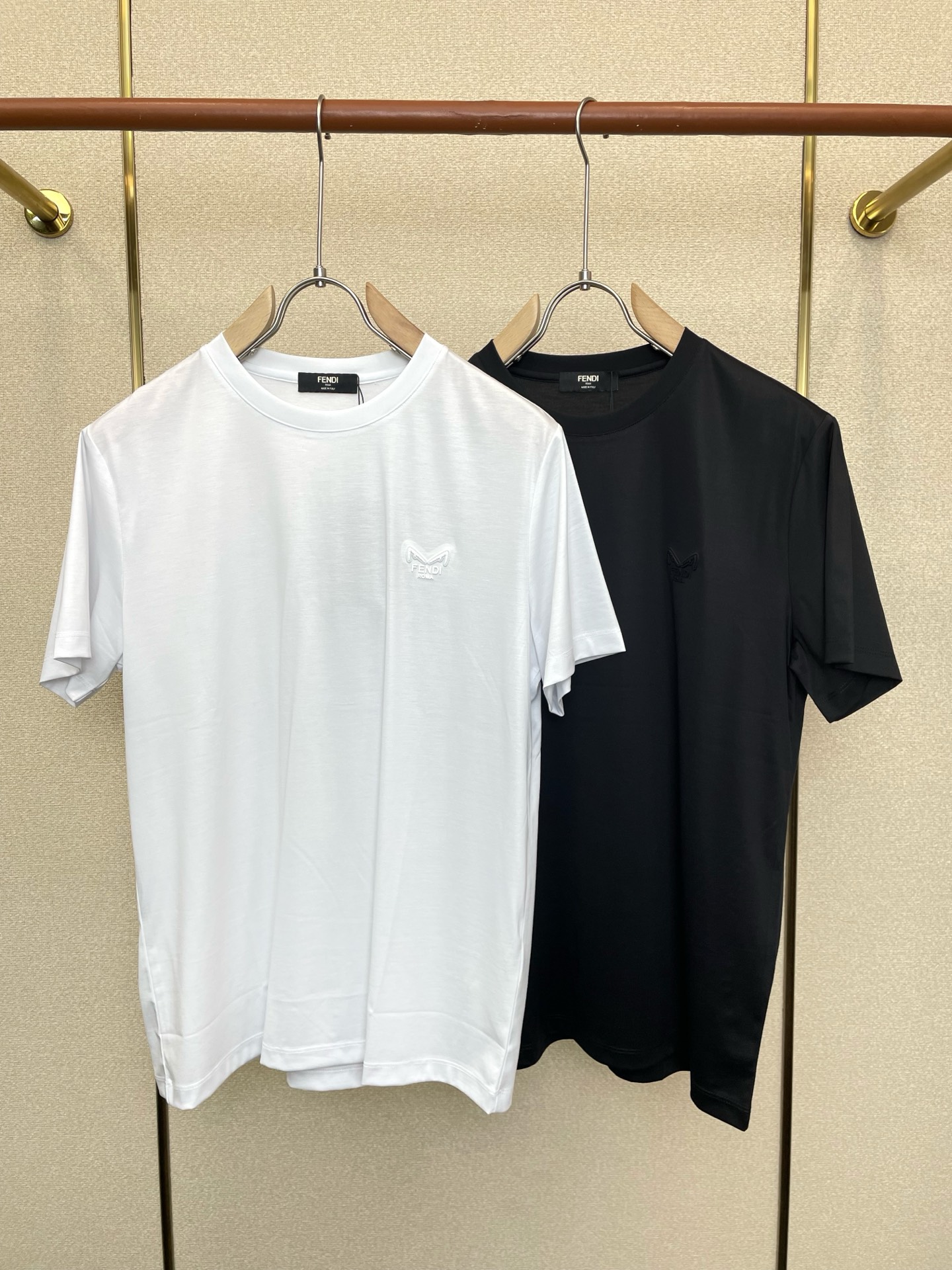 。FENDI芬迪💥砸锅卖铁都要上的新款新款原单男士休闲短袖 高端定制 高端版本 时尚百搭爆款⚠️⚠️✨✨