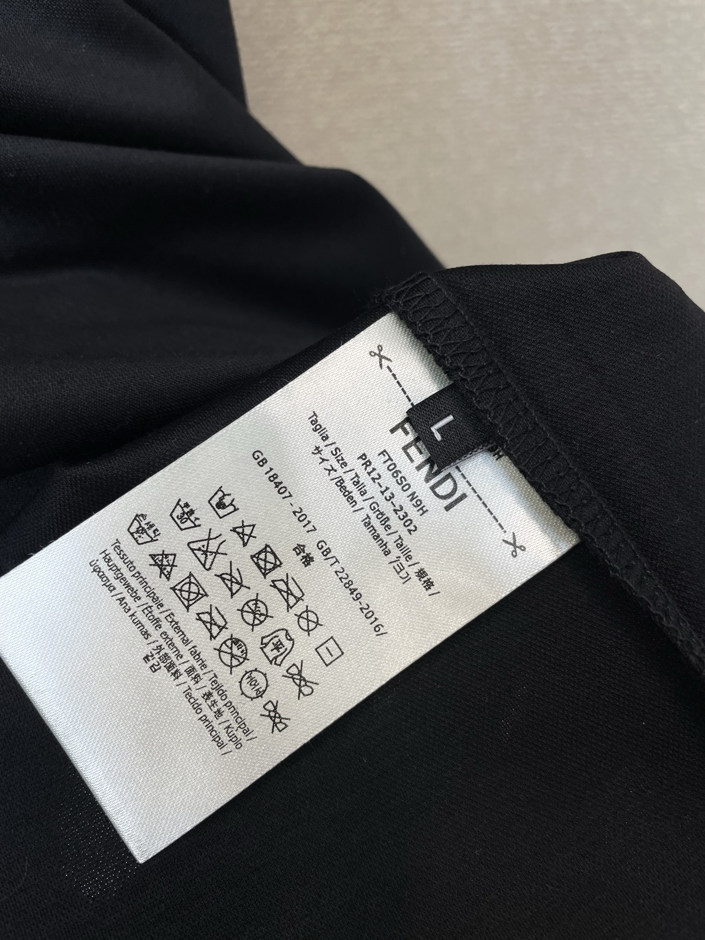 。FENDI芬迪💥砸锅卖铁都要上的新款新款原单男士休闲短袖 高端定制 高端版本 时尚百搭爆款⚠️⚠️✨✨