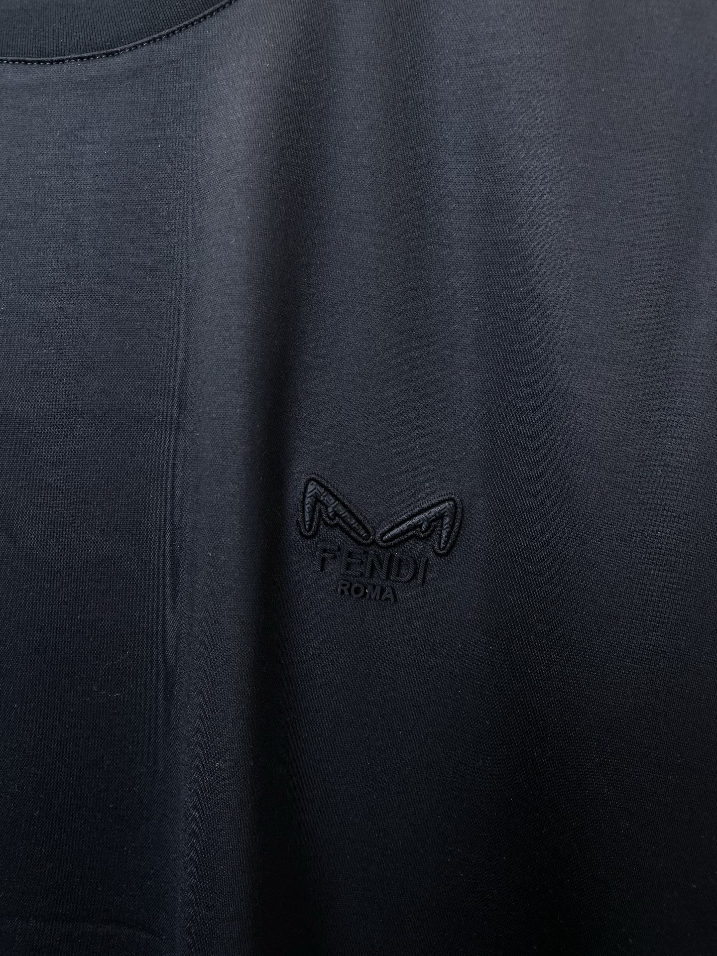 。FENDI芬迪💥砸锅卖铁都要上的新款新款原单男士休闲短袖 高端定制 高端版本 时尚百搭爆款⚠️⚠️✨✨