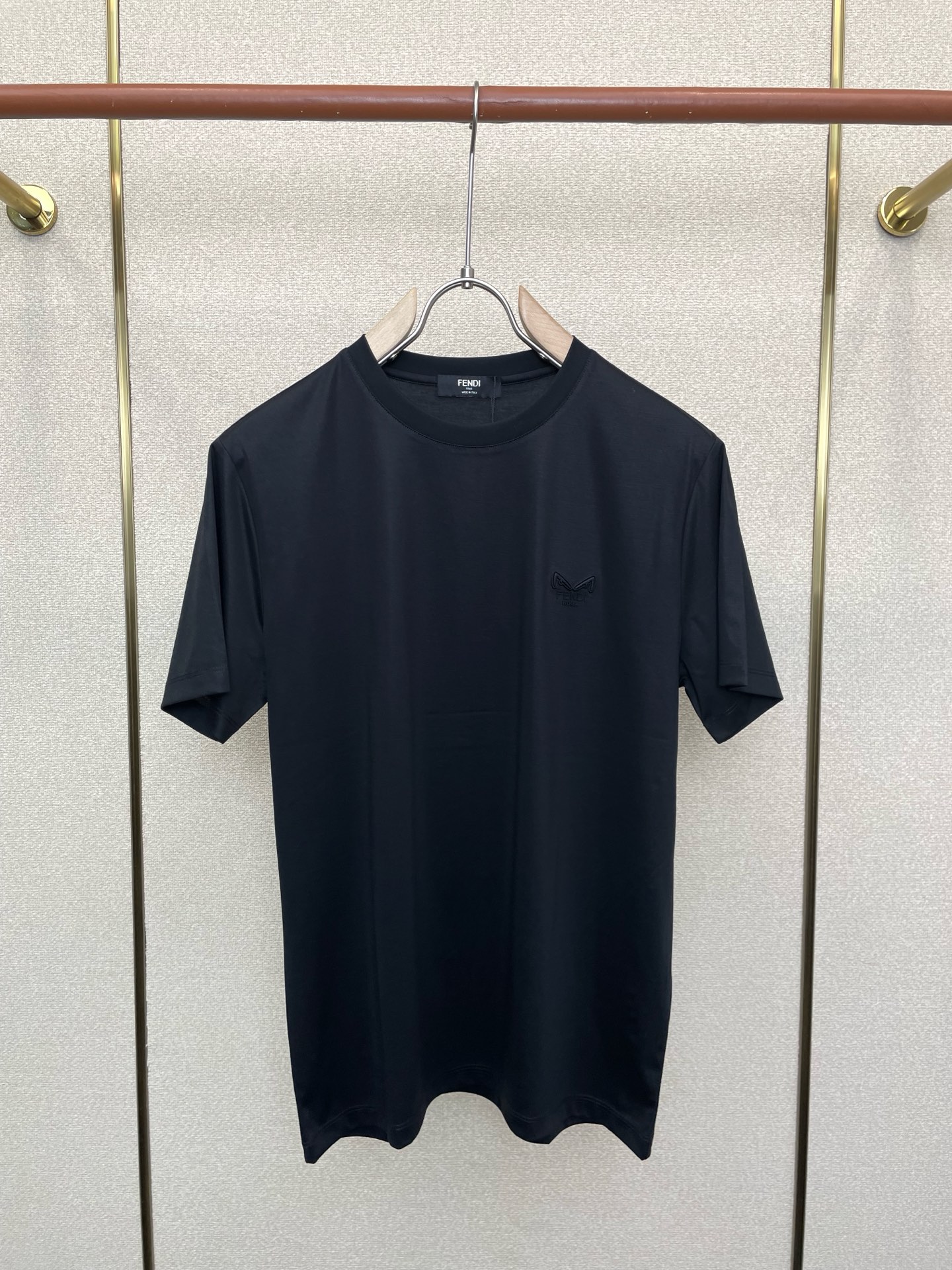 。FENDI芬迪💥砸锅卖铁都要上的新款新款原单男士休闲短袖 高端定制 高端版本 时尚百搭爆款⚠️⚠️✨✨