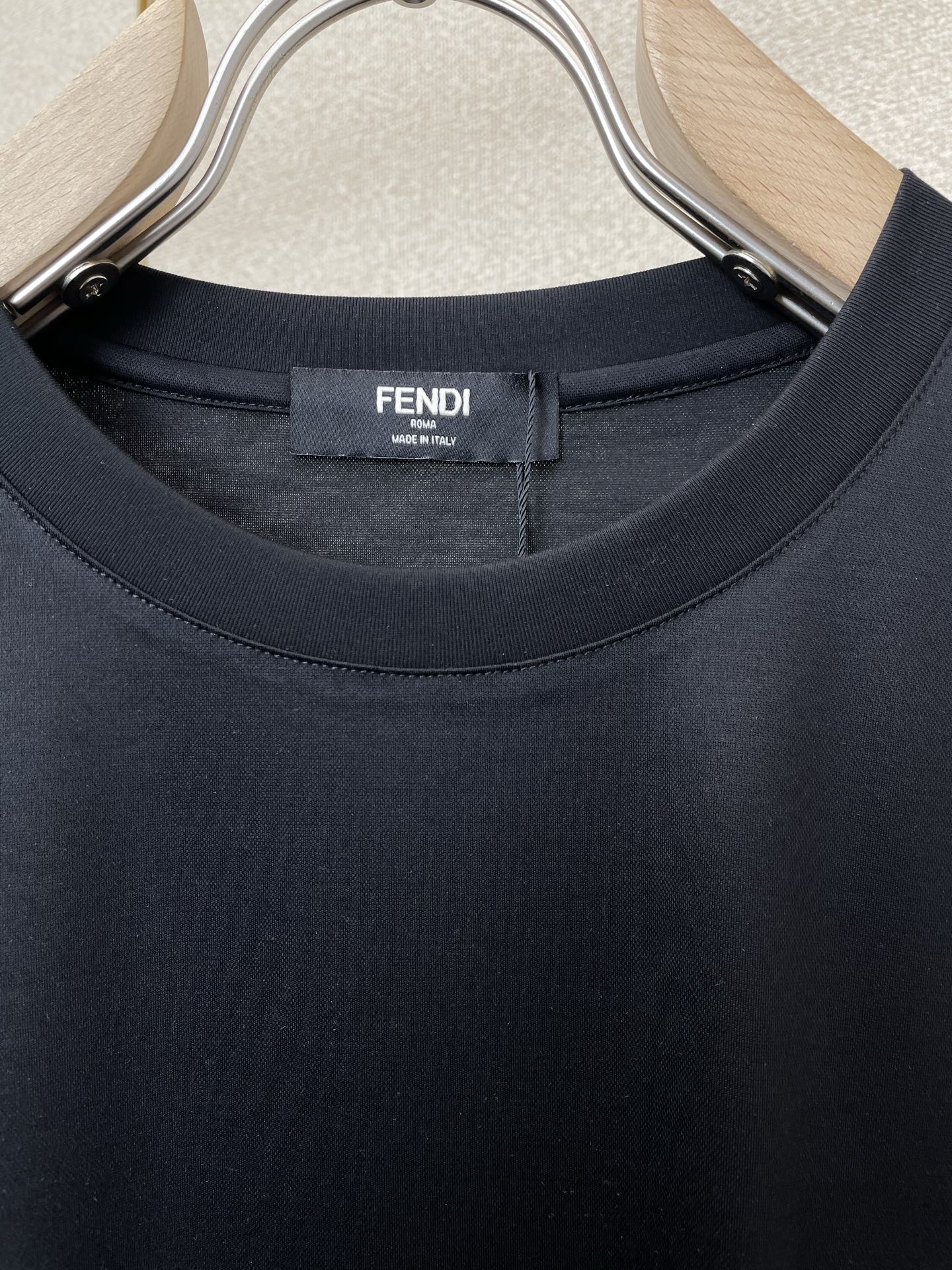 。FENDI芬迪💥砸锅卖铁都要上的新款新款原单男士休闲短袖 高端定制 高端版本 时尚百搭爆款⚠️⚠️✨✨