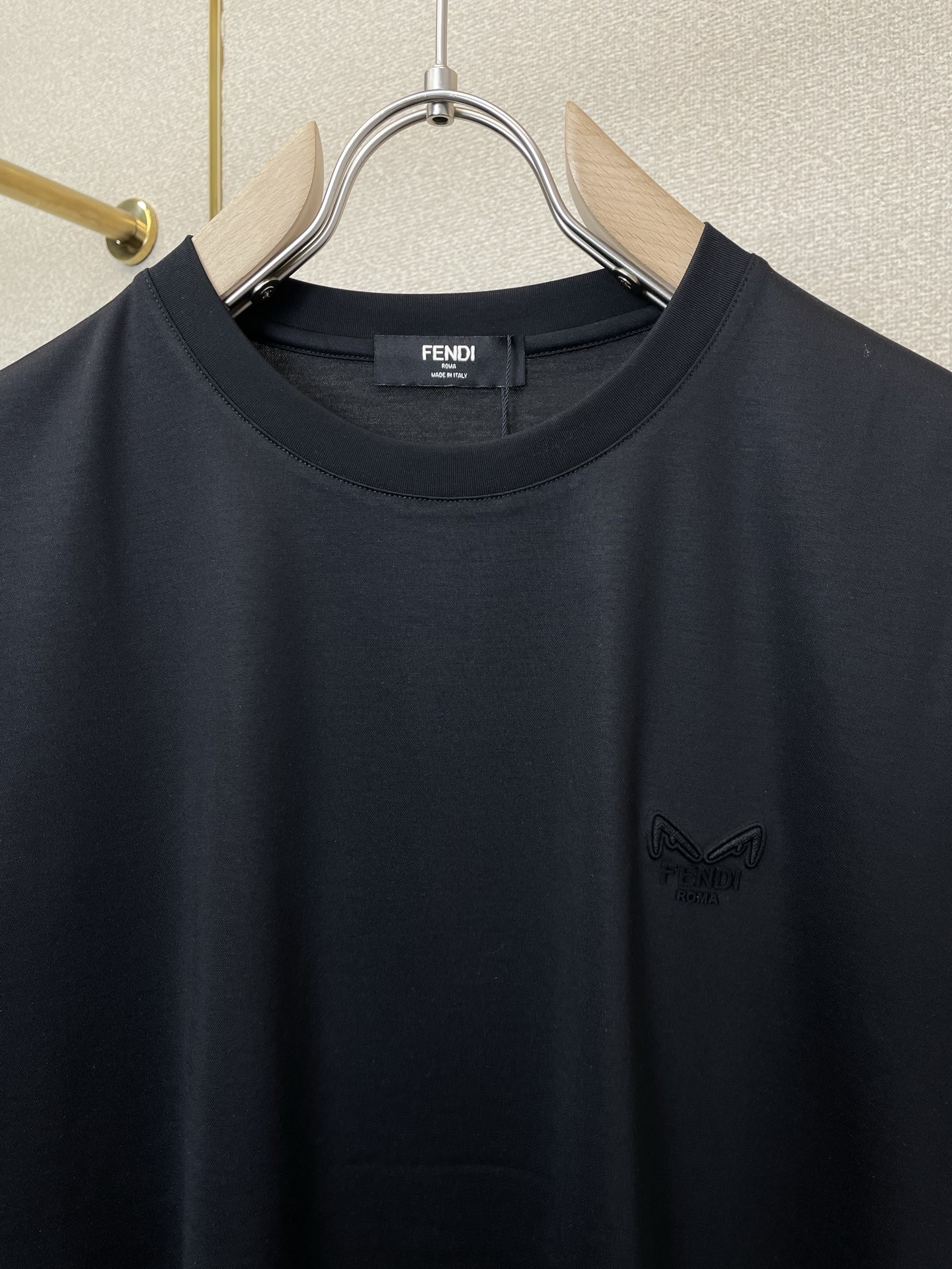 。FENDI芬迪💥砸锅卖铁都要上的新款新款原单男士休闲短袖 高端定制 高端版本 时尚百搭爆款⚠️⚠️✨✨