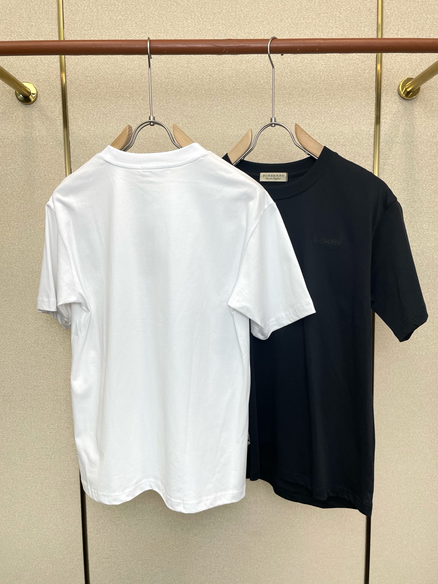 。Burberry巴宝莉💥砸锅卖铁都要上的新款新款原单男士休闲短袖 高端定制 高端版本 时尚百搭爆款⚠️