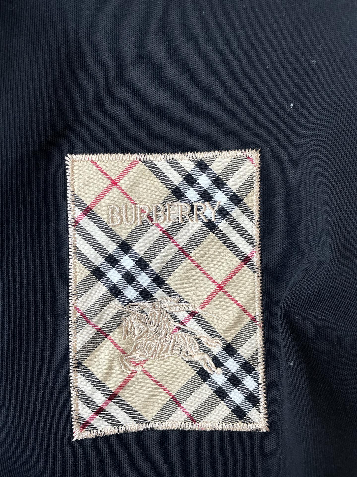 。Burberry巴宝莉💥砸锅卖铁都要上的新款新款原单男士休闲短袖 高端定制 高端版本 时尚百搭爆款⚠️