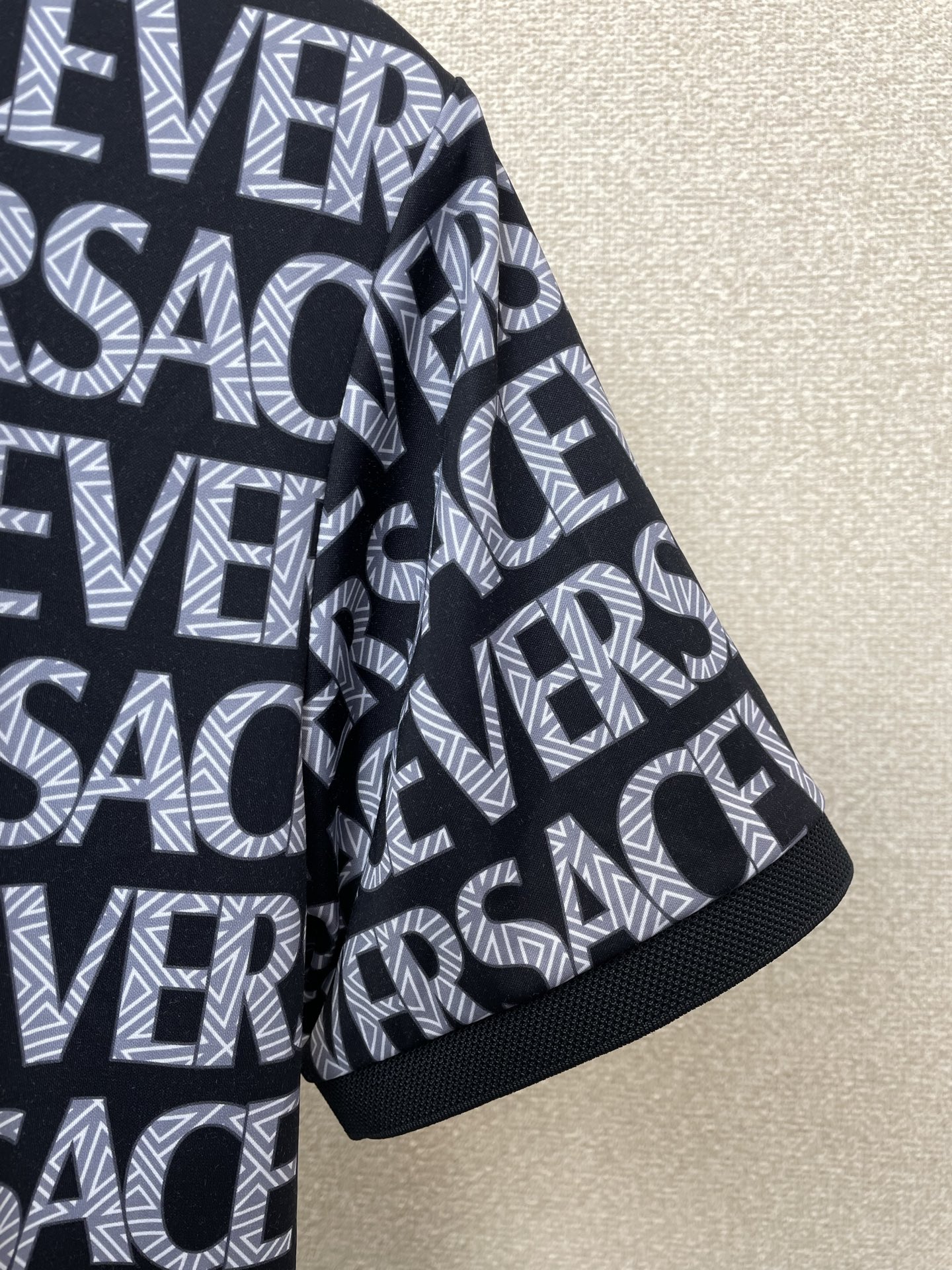 。VERSACE范思哲💥砸锅卖铁都要上的新款新款原单男士休闲短袖 高端定制 高端版本 时尚百搭爆款⚠️⚠