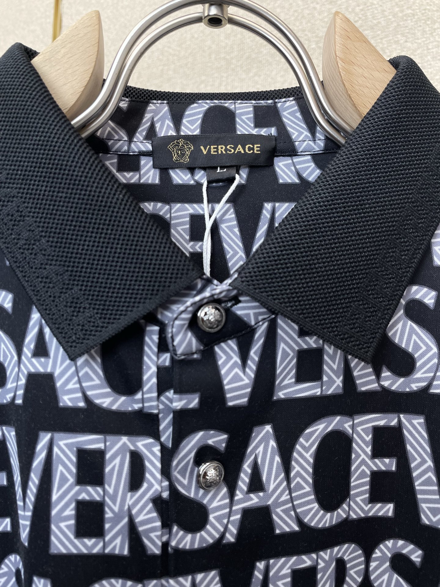 。VERSACE范思哲💥砸锅卖铁都要上的新款新款原单男士休闲短袖 高端定制 高端版本 时尚百搭爆款⚠️⚠