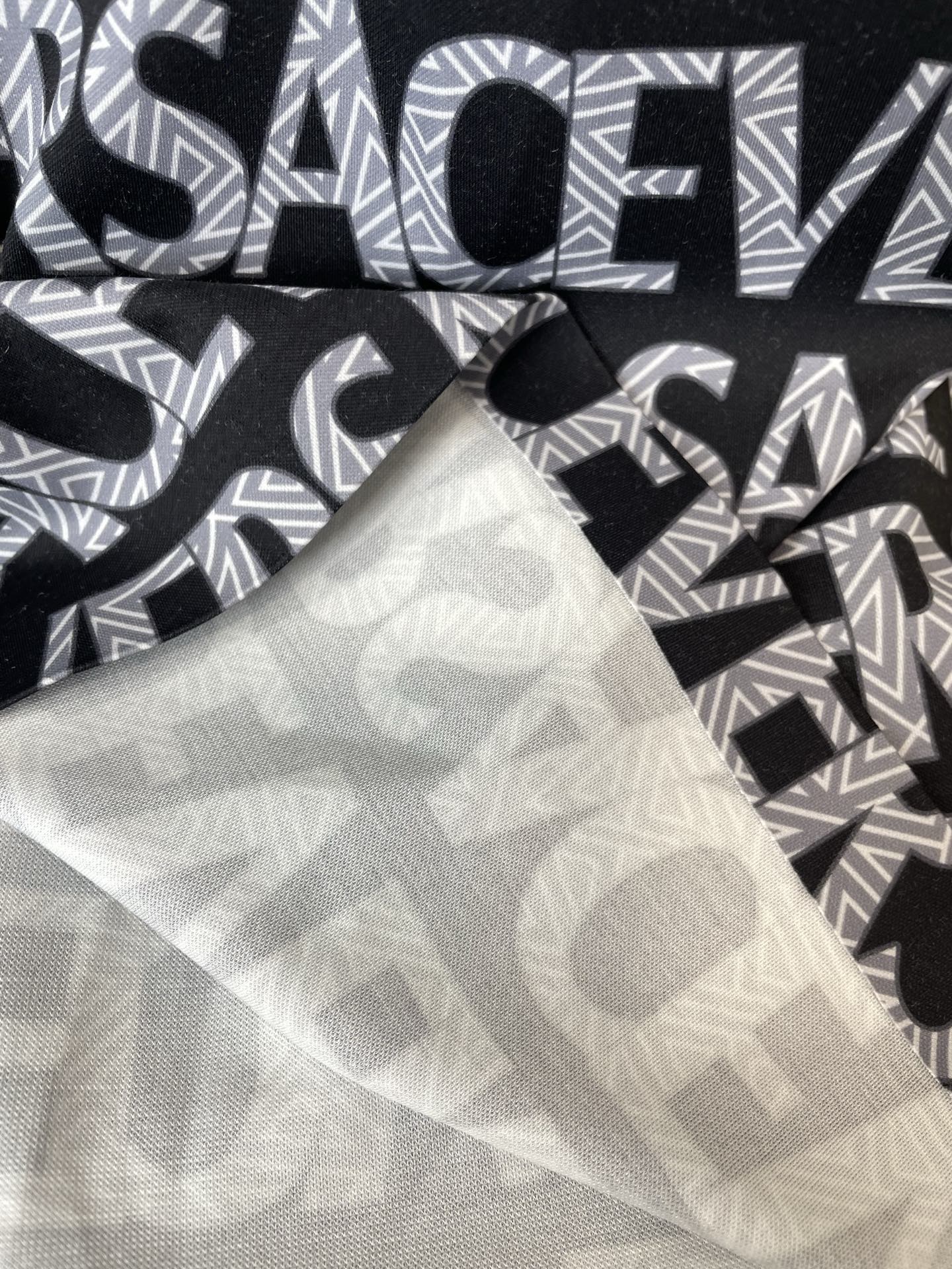 。VERSACE范思哲💥砸锅卖铁都要上的新款新款原单男士休闲短袖 高端定制 高端版本 时尚百搭爆款⚠️⚠