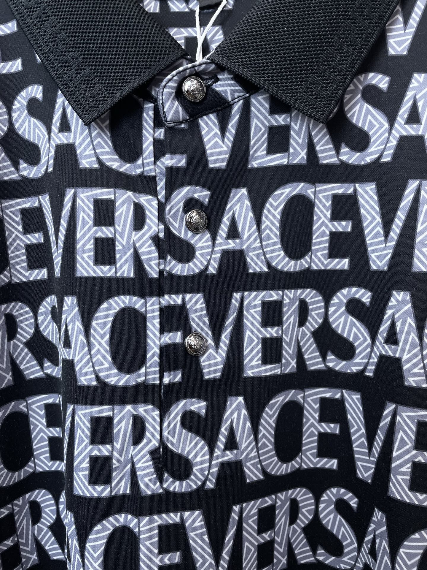 。VERSACE范思哲💥砸锅卖铁都要上的新款新款原单男士休闲短袖 高端定制 高端版本 时尚百搭爆款⚠️⚠