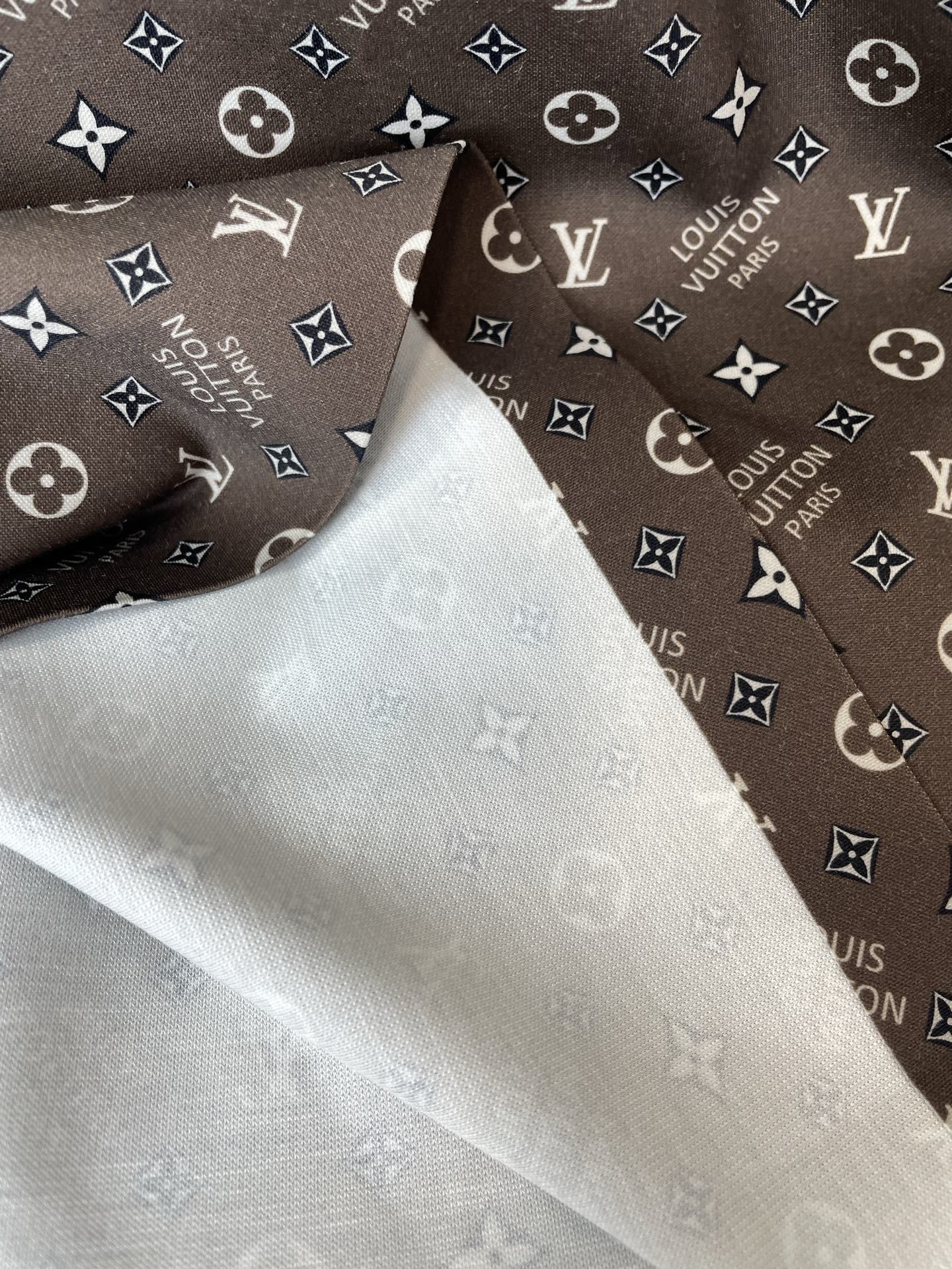 。Louis Vuitton路易威登💥砸锅卖铁都要上的新款新款原单男士休闲短袖 高端定制 高端版本 时尚