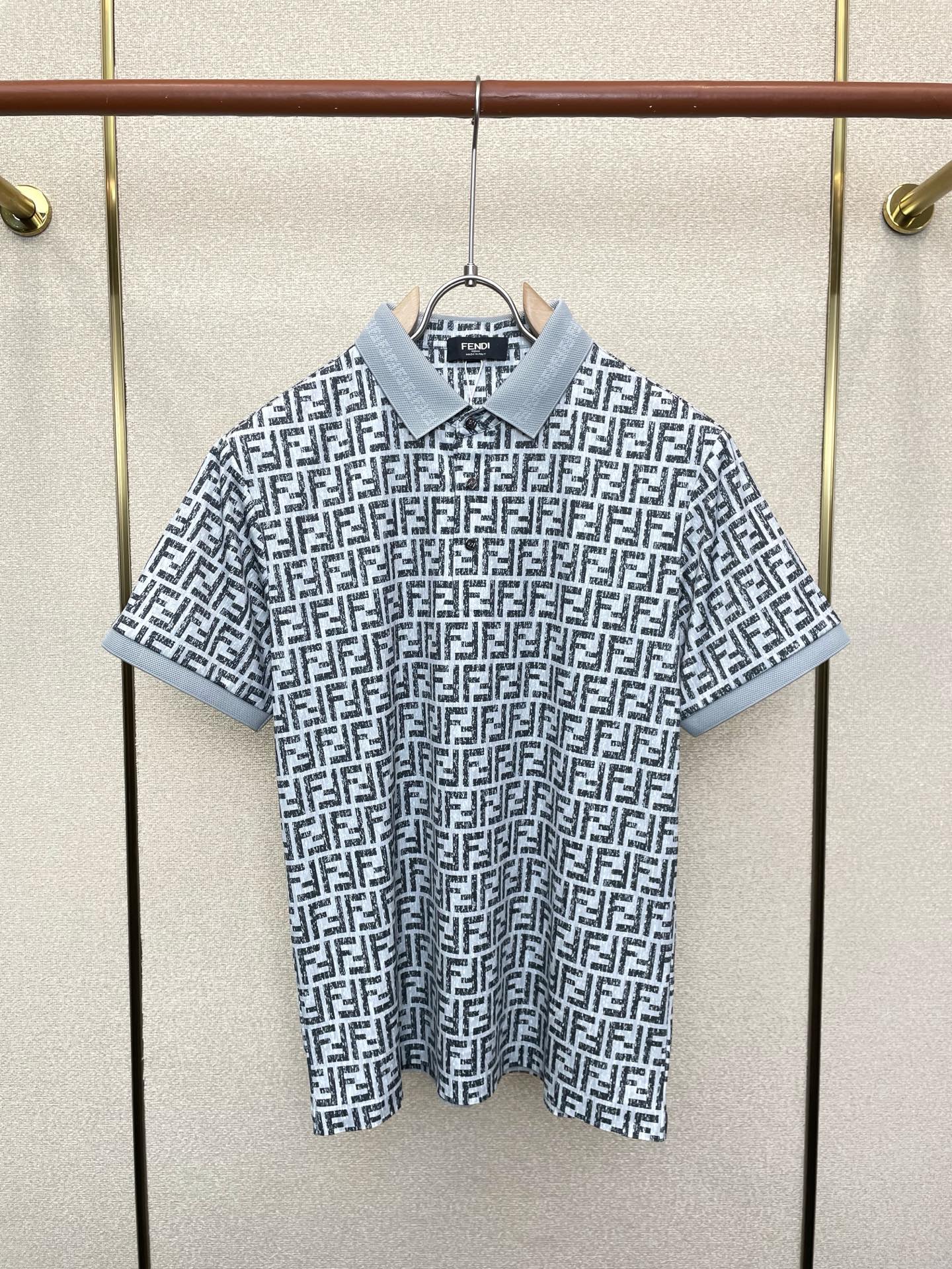 。FENDI芬迪💥砸锅卖铁都要上的新款新款原单男士休闲短袖 高端定制 高端版本 时尚百搭爆款⚠️⚠️✨✨