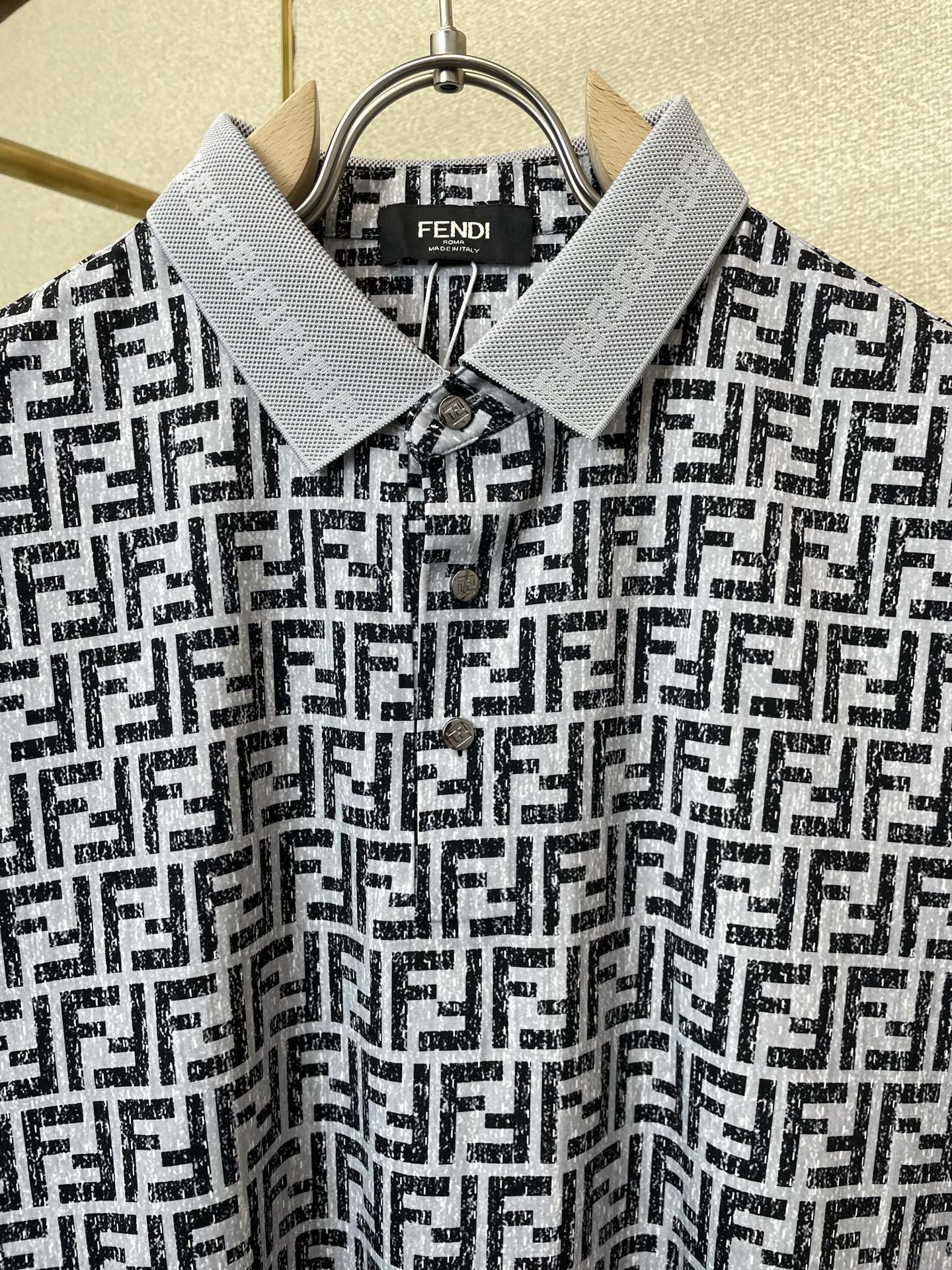 。FENDI芬迪💥砸锅卖铁都要上的新款新款原单男士休闲短袖 高端定制 高端版本 时尚百搭爆款⚠️⚠️✨✨