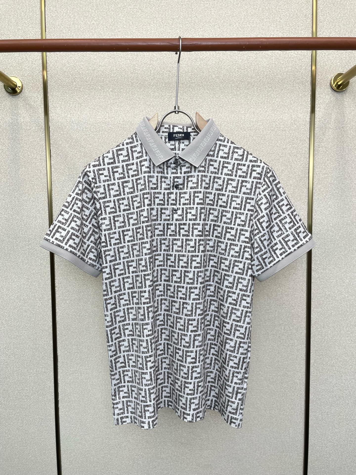 。FENDI芬迪💥砸锅卖铁都要上的新款新款原单男士休闲短袖 高端定制 高端版本 时尚百搭爆款⚠️⚠️✨✨