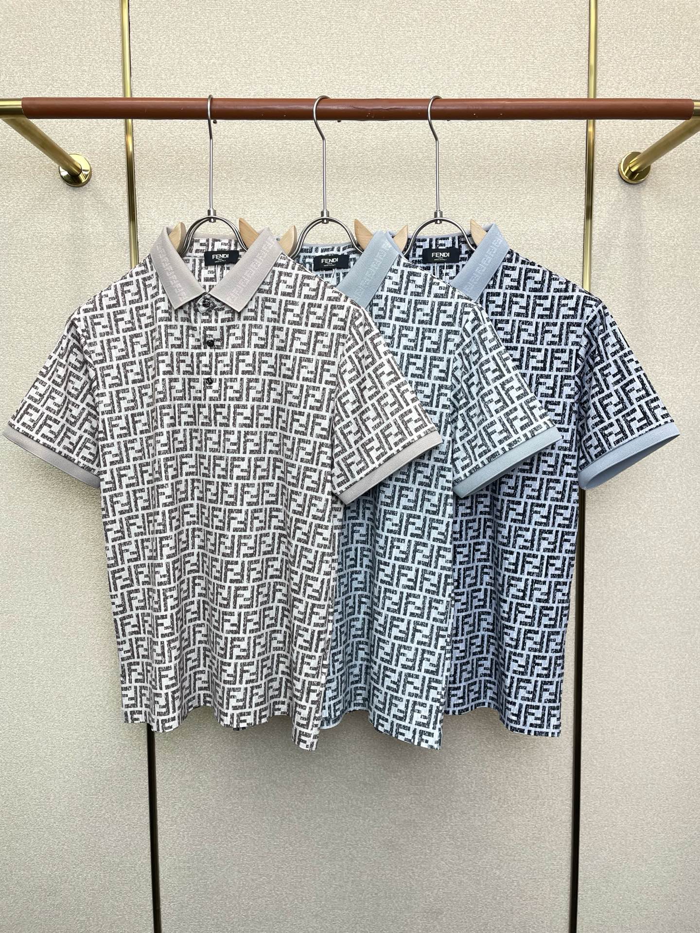 。FENDI芬迪💥砸锅卖铁都要上的新款新款原单男士休闲短袖 高端定制 高端版本 时尚百搭爆款⚠️⚠️✨✨