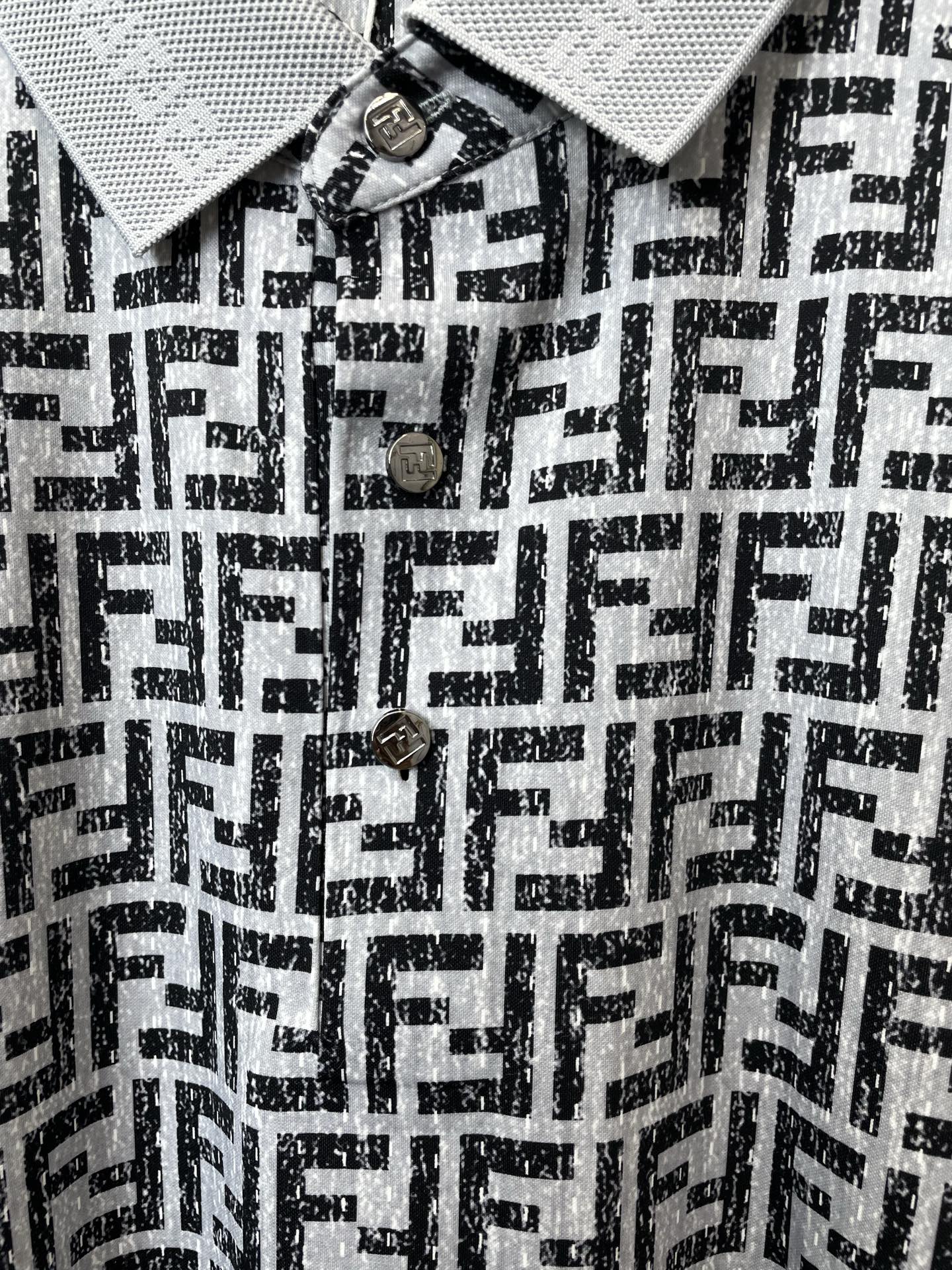 。FENDI芬迪💥砸锅卖铁都要上的新款新款原单男士休闲短袖 高端定制 高端版本 时尚百搭爆款⚠️⚠️✨✨