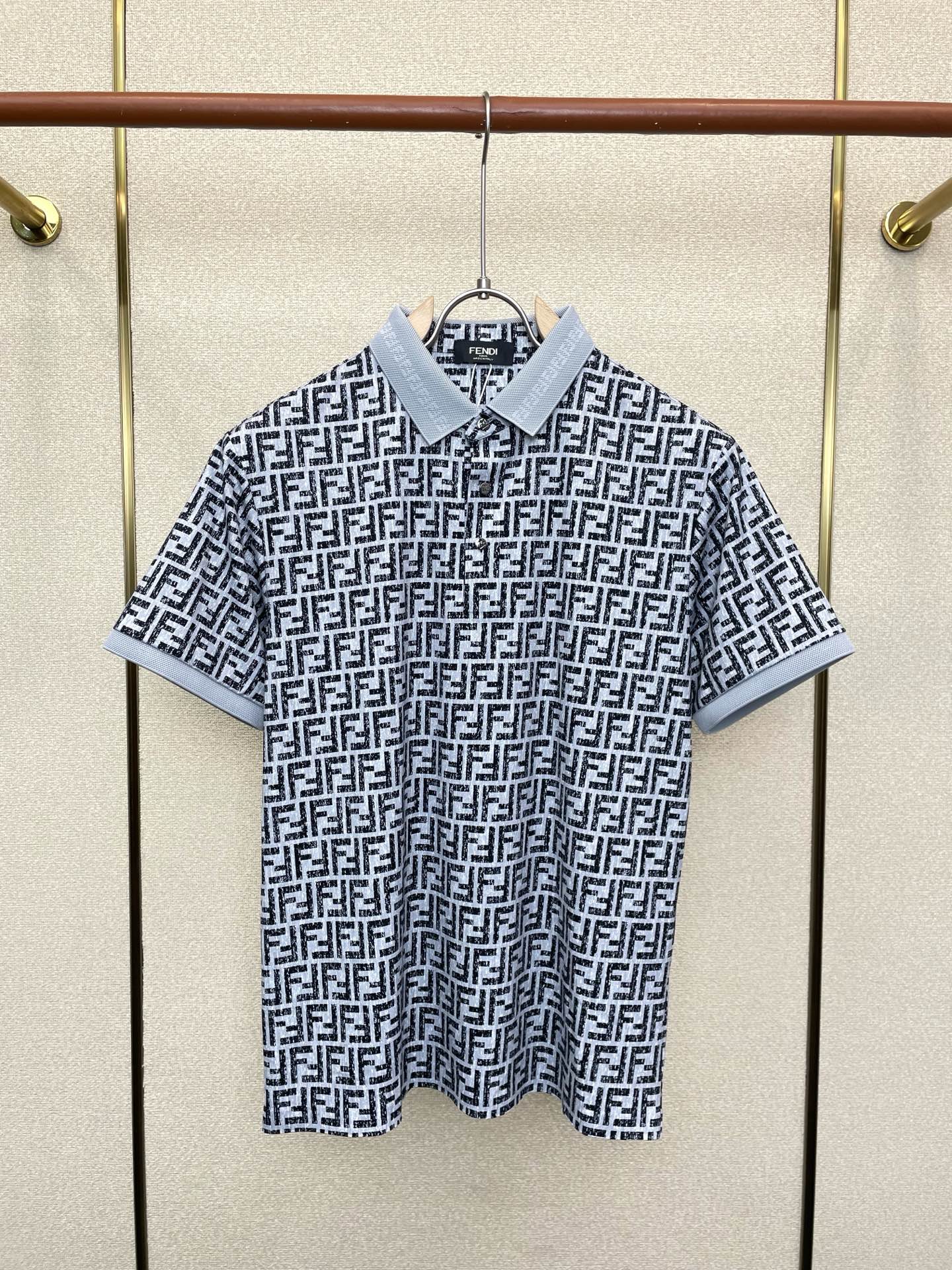。FENDI芬迪💥砸锅卖铁都要上的新款新款原单男士休闲短袖 高端定制 高端版本 时尚百搭爆款⚠️⚠️✨✨