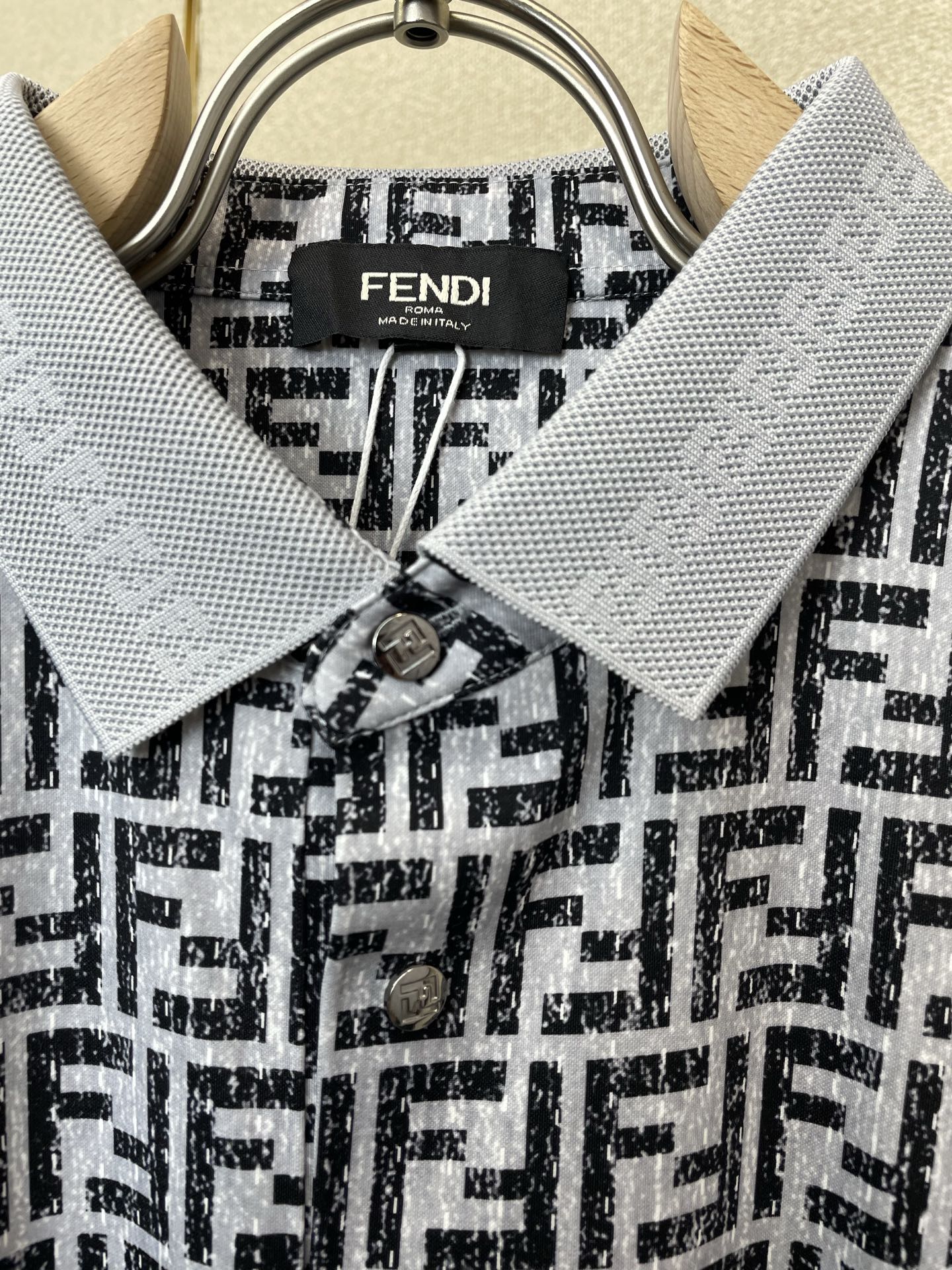 。FENDI芬迪💥砸锅卖铁都要上的新款新款原单男士休闲短袖 高端定制 高端版本 时尚百搭爆款⚠️⚠️✨✨