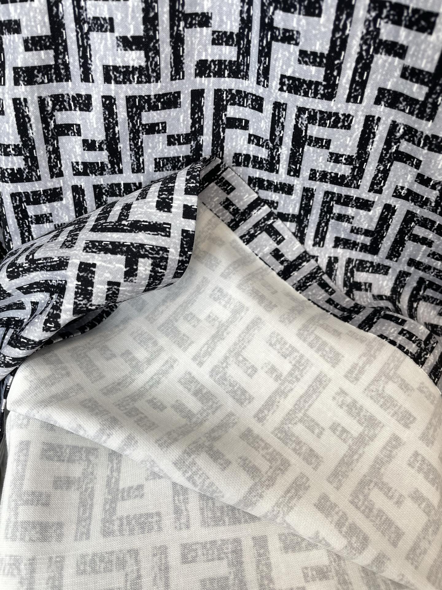 。FENDI芬迪💥砸锅卖铁都要上的新款新款原单男士休闲短袖 高端定制 高端版本 时尚百搭爆款⚠️⚠️✨✨