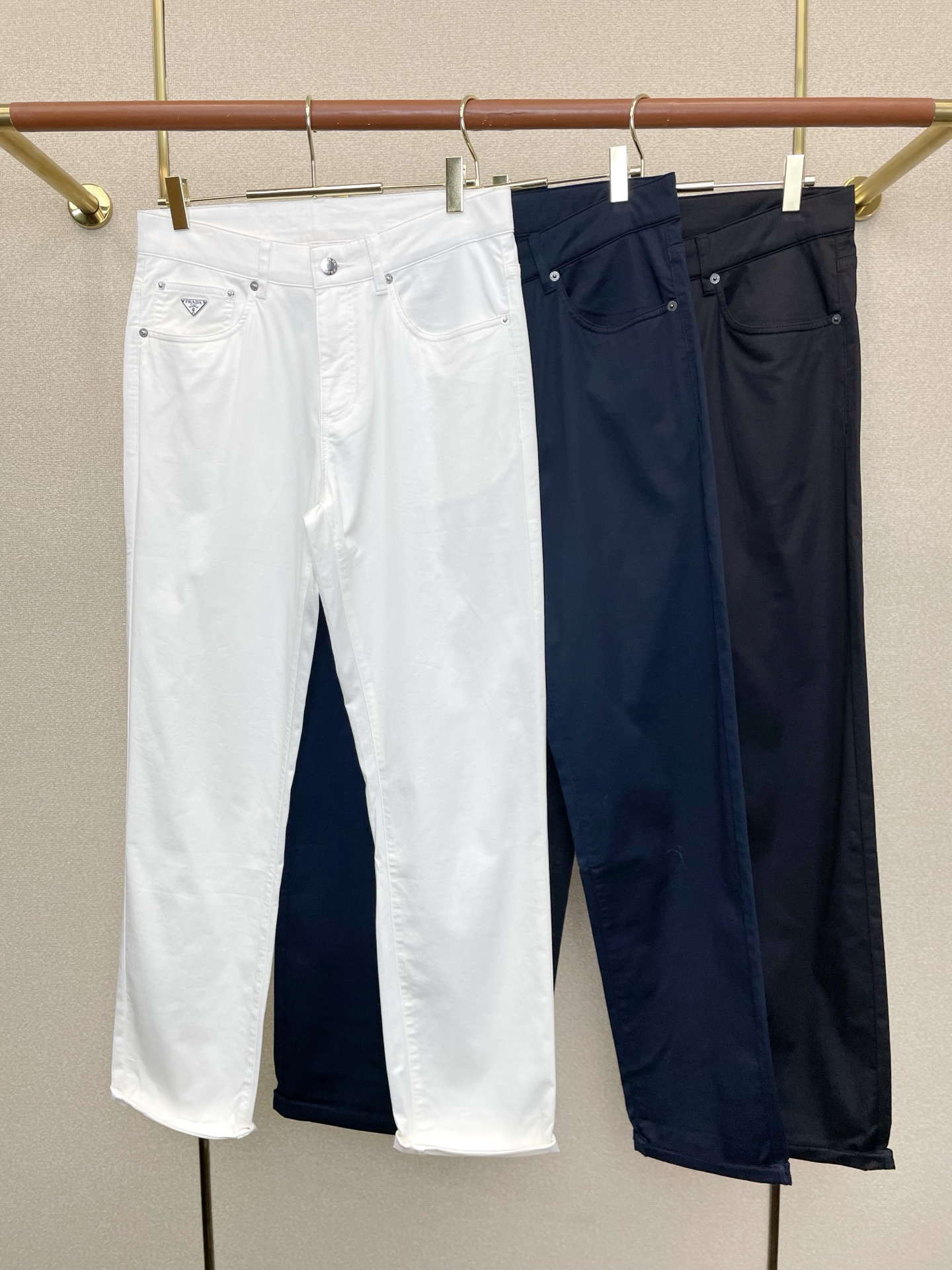 。Prada普拉达💥砸锅卖铁都要上的新款新款休闲裤 高端版本！专柜定制面料 透气舒适度高，细节无可挑剔，