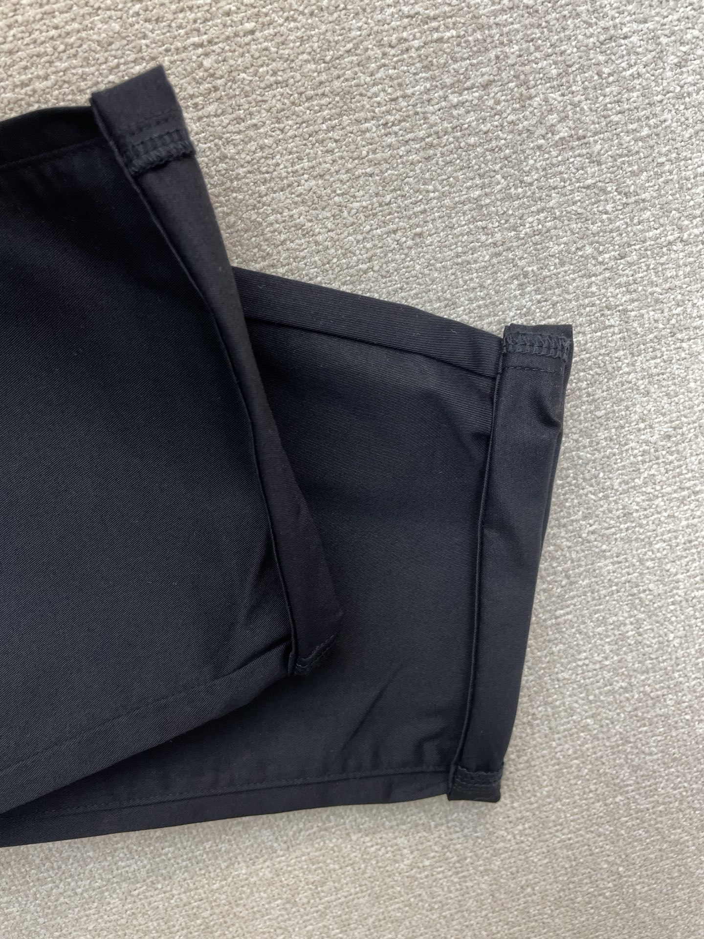 。Prada普拉达💥砸锅卖铁都要上的新款新款休闲裤 高端版本！专柜定制面料 透气舒适度高，细节无可挑剔，