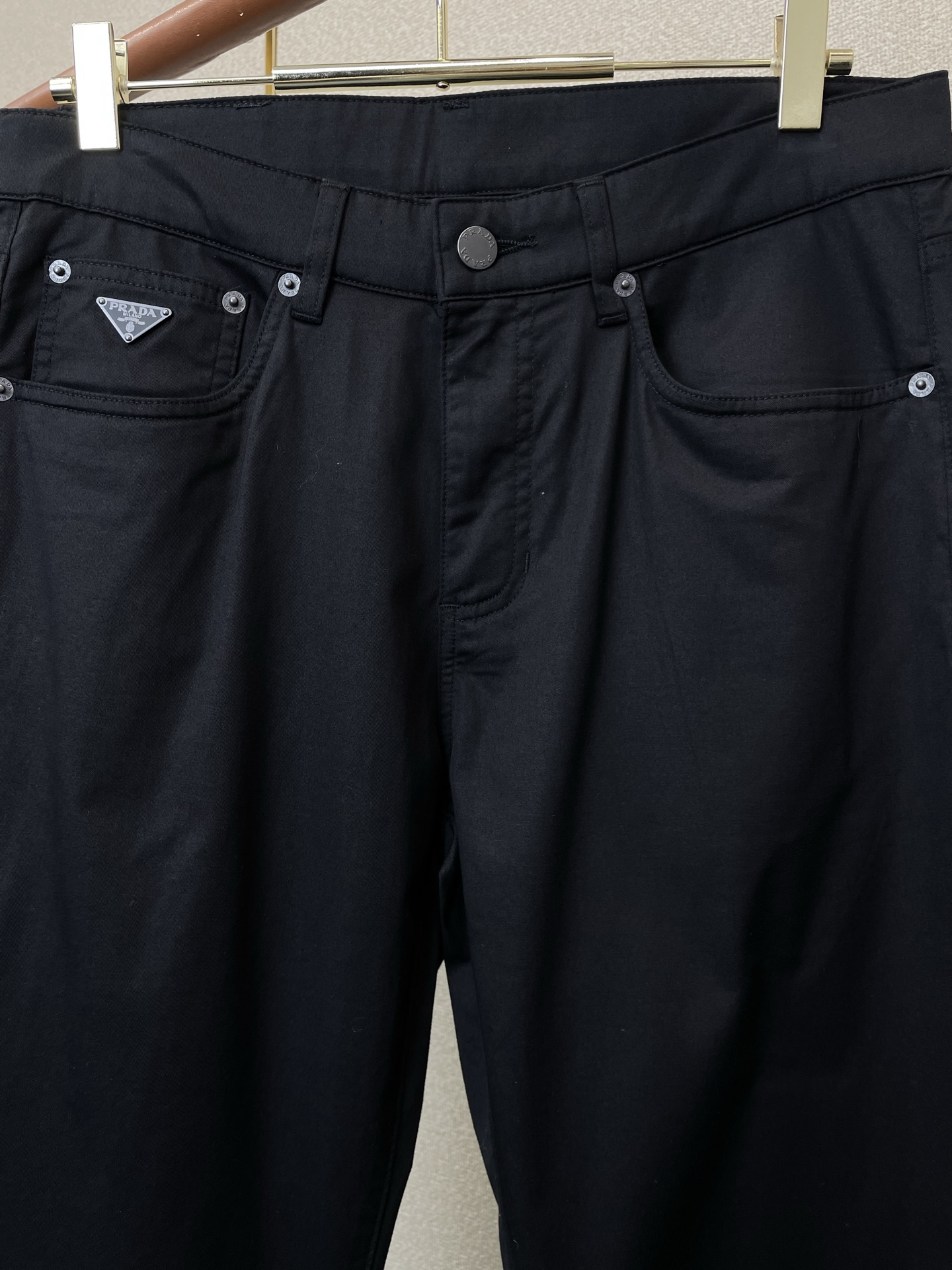 。Prada普拉达💥砸锅卖铁都要上的新款新款休闲裤 高端版本！专柜定制面料 透气舒适度高，细节无可挑剔，