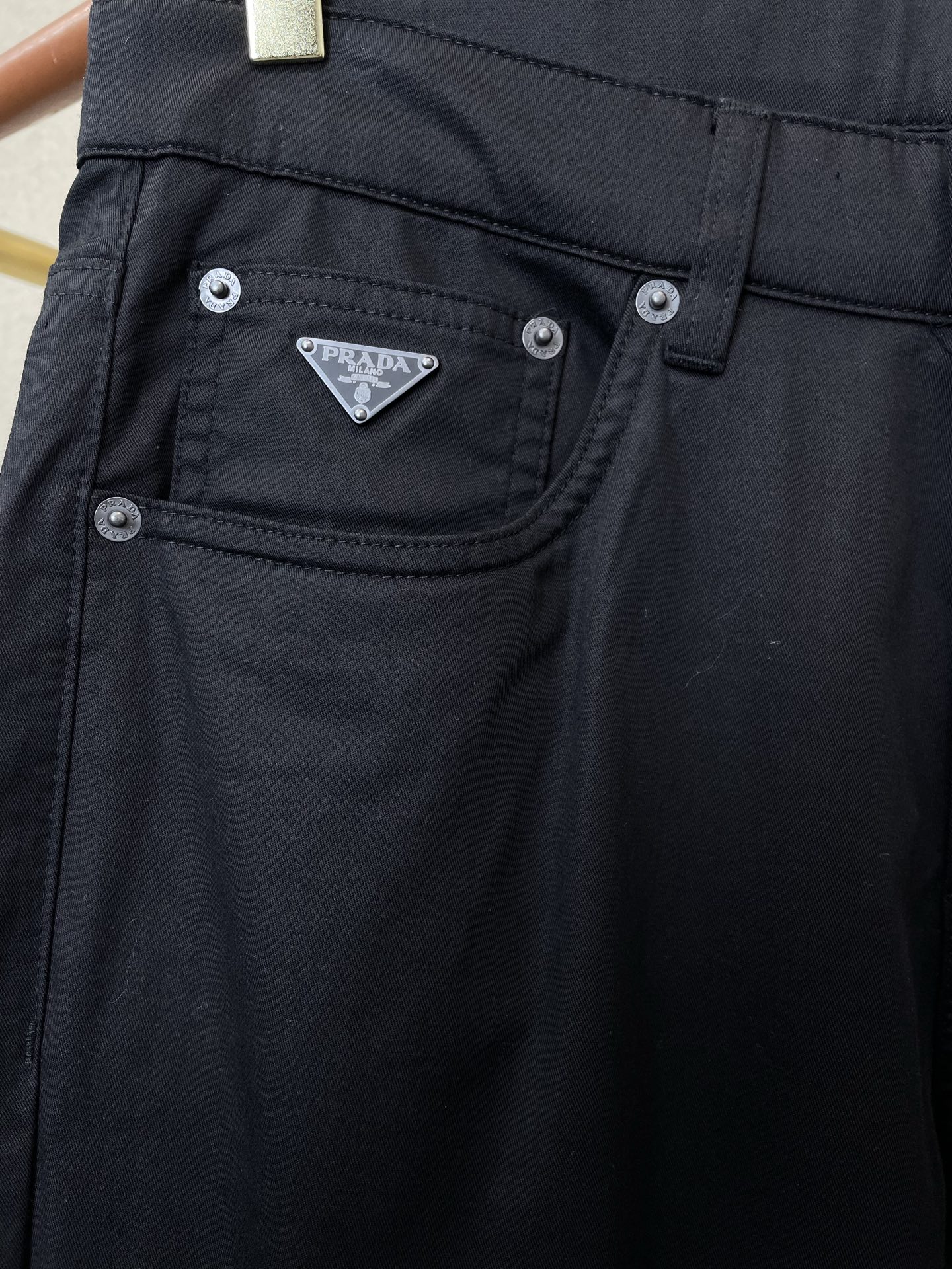 。Prada普拉达💥砸锅卖铁都要上的新款新款休闲裤 高端版本！专柜定制面料 透气舒适度高，细节无可挑剔，