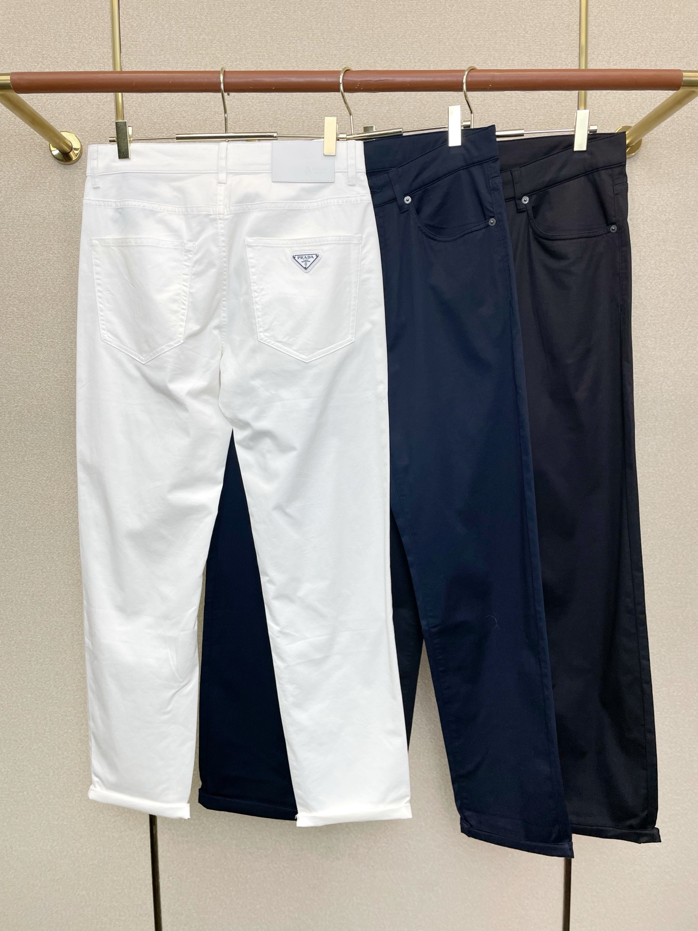 。Prada普拉达💥砸锅卖铁都要上的新款新款休闲裤 高端版本！专柜定制面料 透气舒适度高，细节无可挑剔，