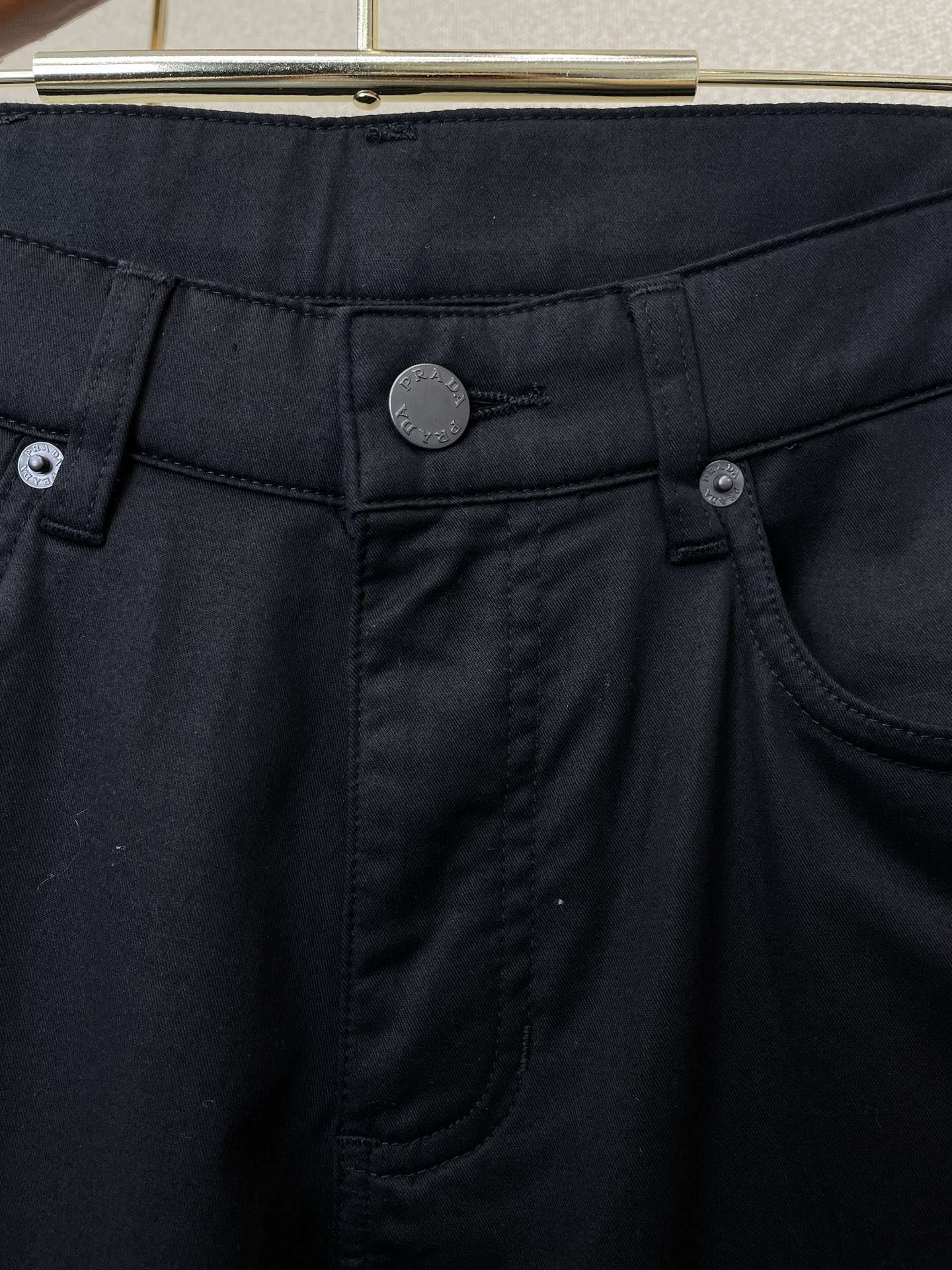 。Prada普拉达💥砸锅卖铁都要上的新款新款休闲裤 高端版本！专柜定制面料 透气舒适度高，细节无可挑剔，