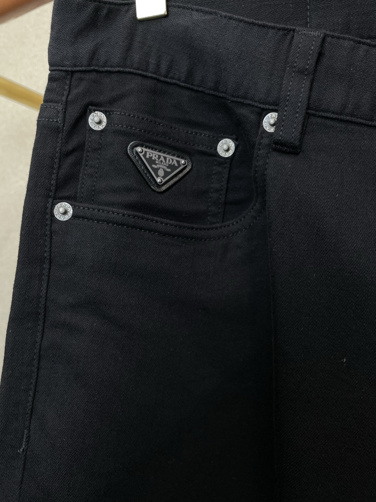 。Prada普拉达💥砸锅卖铁都要上的新款新款休闲牛仔裤👖高端版本！专柜定制面料 透气舒适度高，细节无可挑