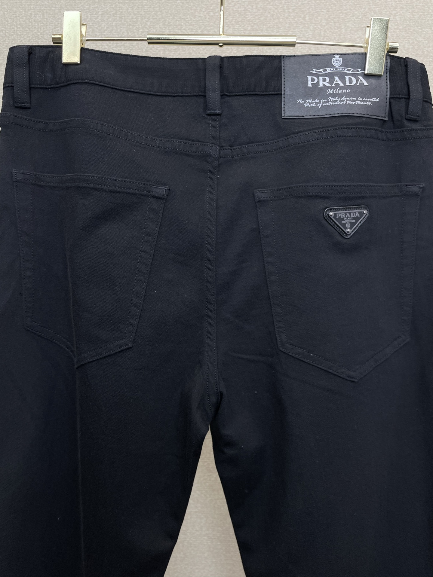 。Prada普拉达💥砸锅卖铁都要上的新款新款休闲牛仔裤👖高端版本！专柜定制面料 透气舒适度高，细节无可挑